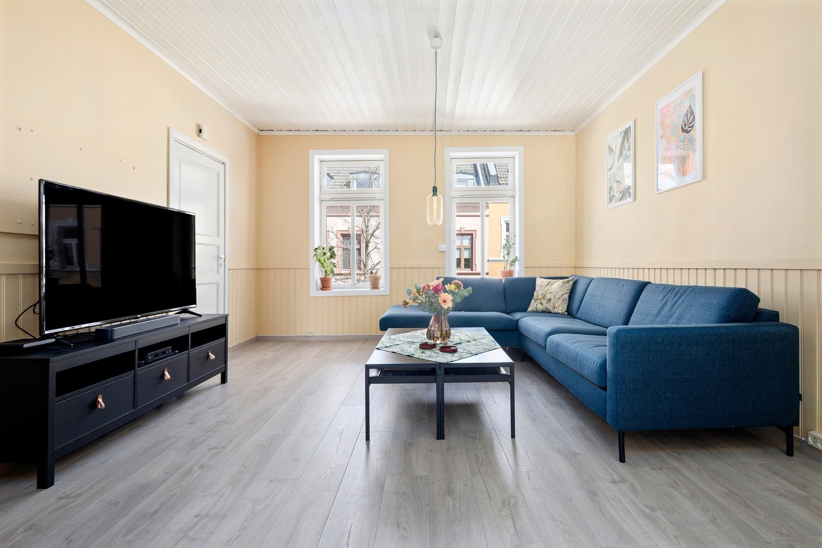 Det er byttet gulv i leiligheten og den er malt opp i friske farger. Galleribilde