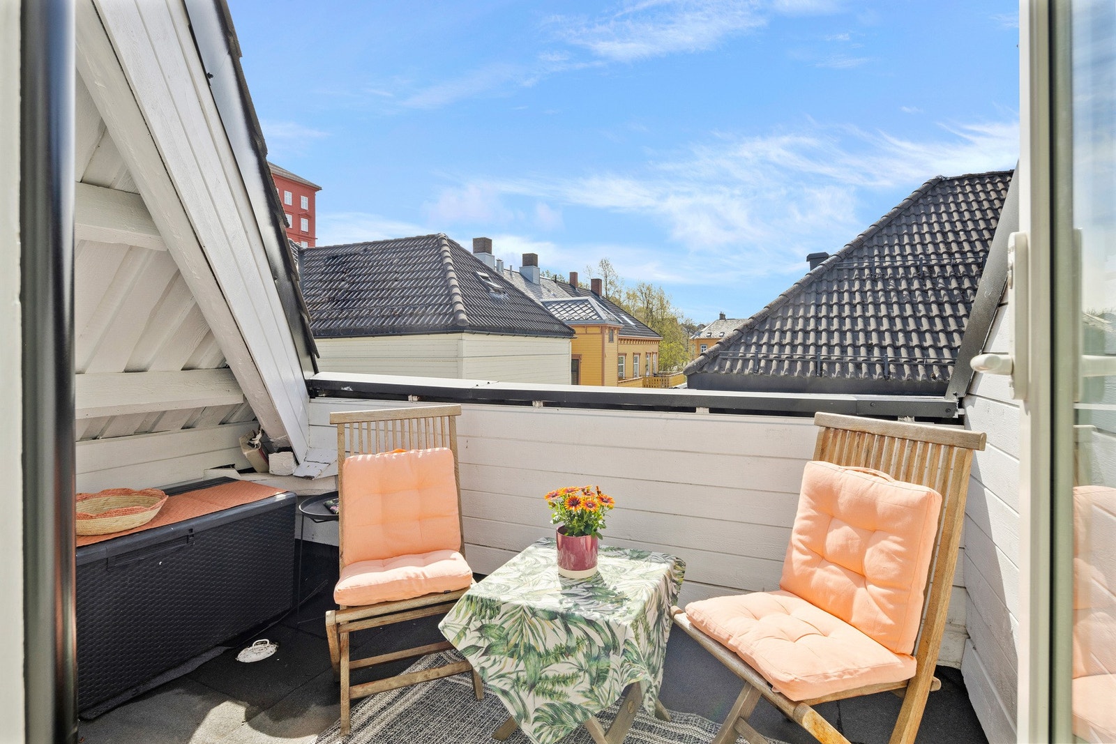 Her oppe har du en fantastisk flott takterrasse vendt mot sørvest, noe som gir gode solforhold. Galleribilde