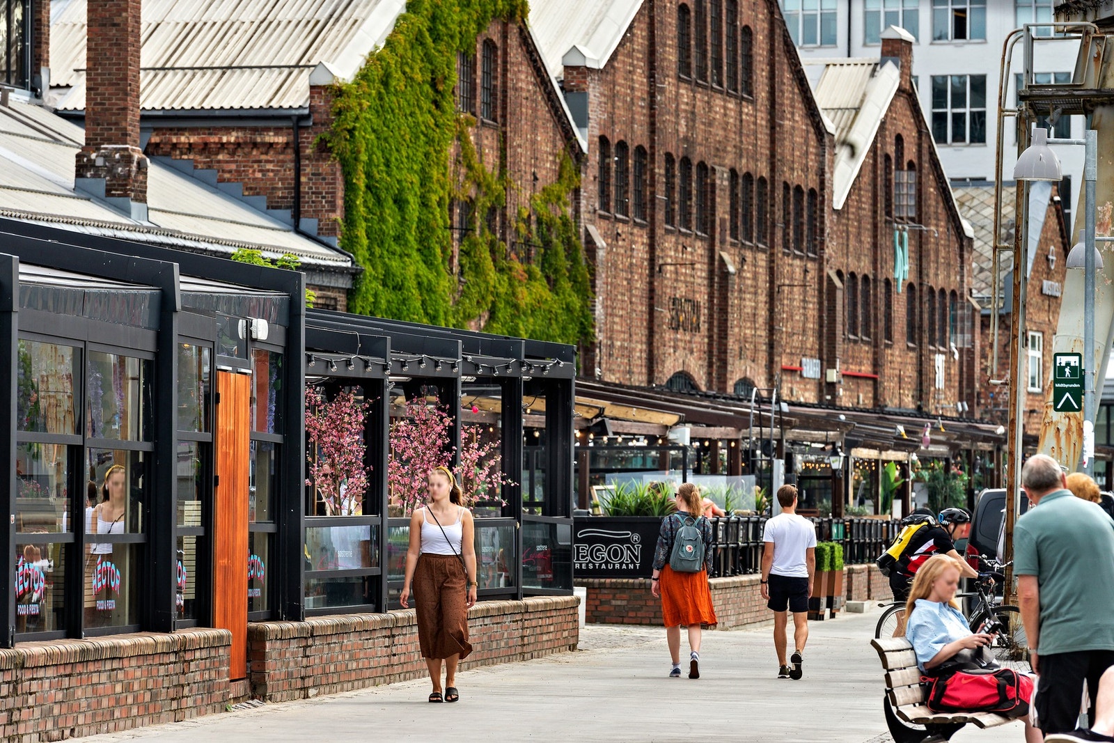 Solsiden byr på flere butikker og restaurant og er en svært populær plass for beboere i byen. Galleribilde