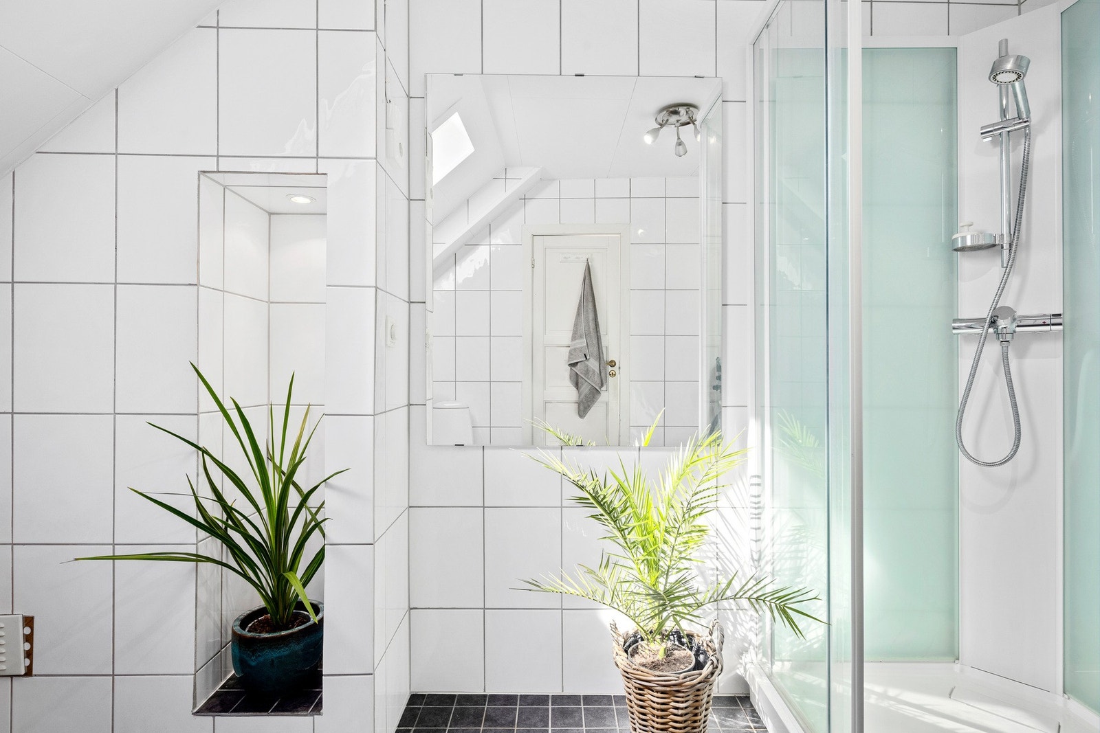 Badet er videre utstyrt med varmekabler i gulv og dusjkabinett ble satt inn i 2020. Galleribilde