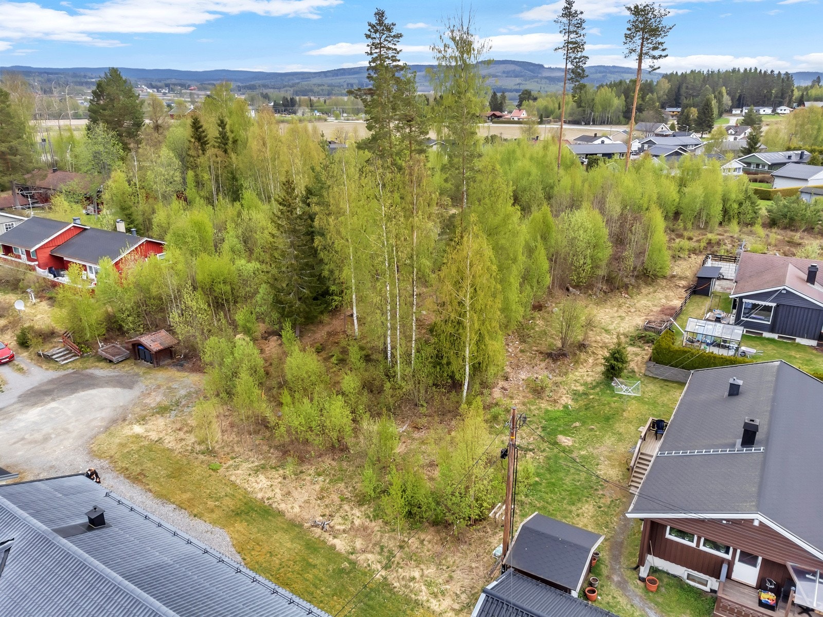 Relativt flat tomt. Det er tilrettelagt for offentlig tilknytning til vann og avløp. Galleribilde