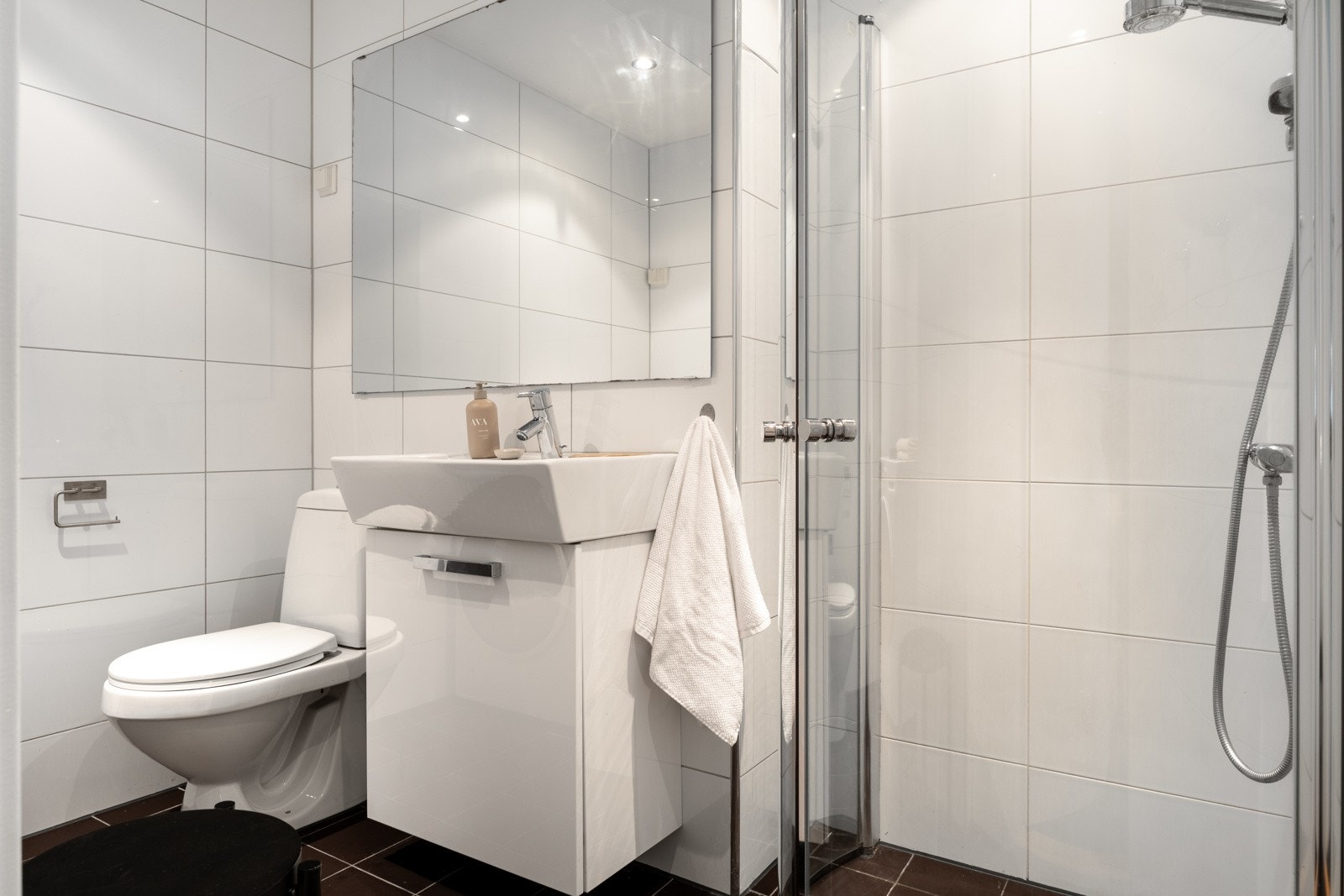 Det er opplegg for vaskemaskin, fordelerskap plassert i vegg og mekanisk avtrekksventil i himling. Galleribilde