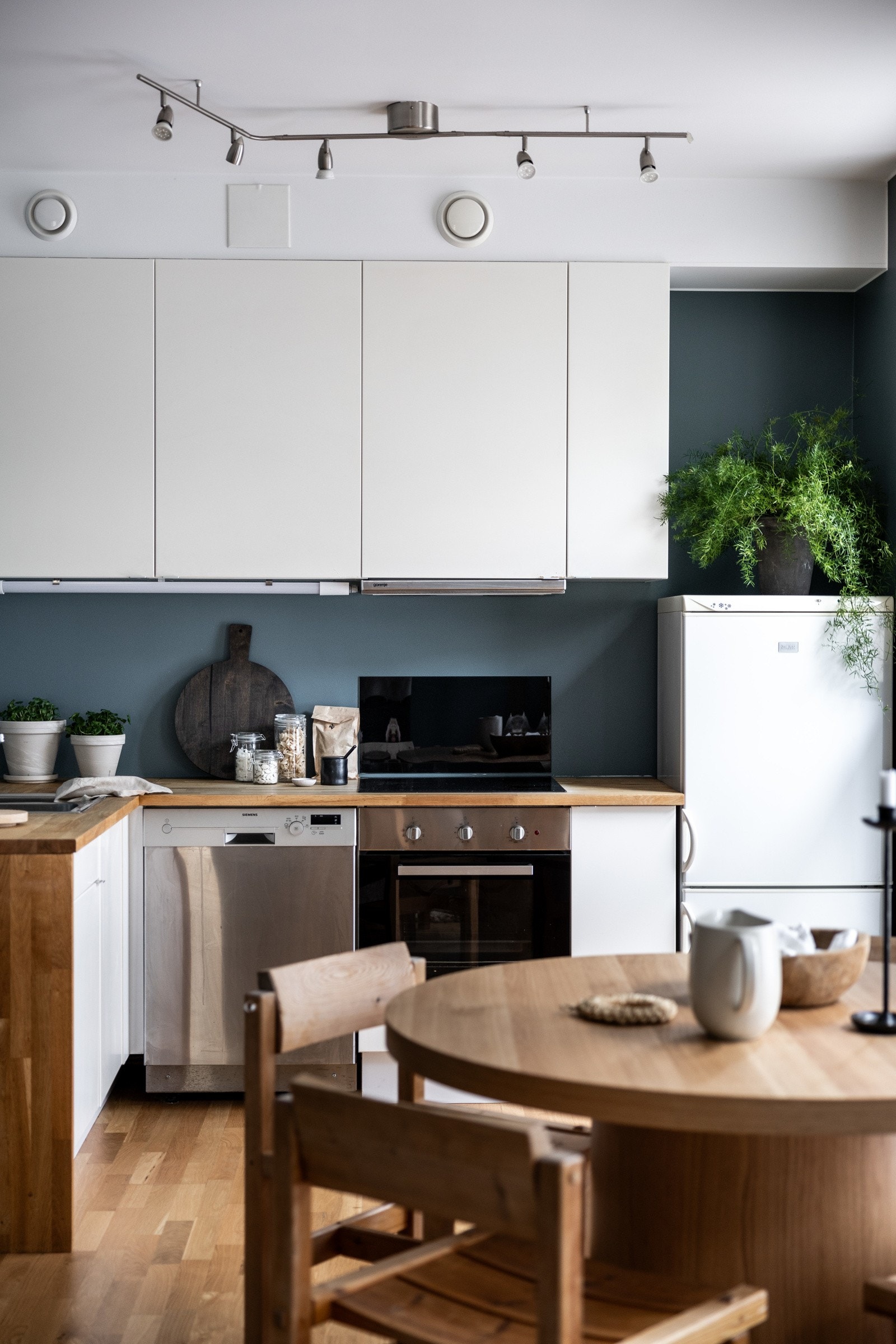 Leiligheten har en praktisk åpen kjøkkenløsning mot stuen. Galleribilde