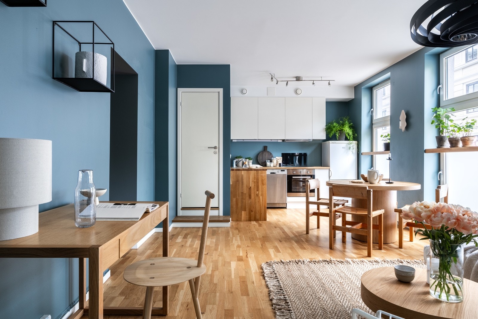 Romslig stue med god plass til sofakrok og spiseseksjon. Galleribilde