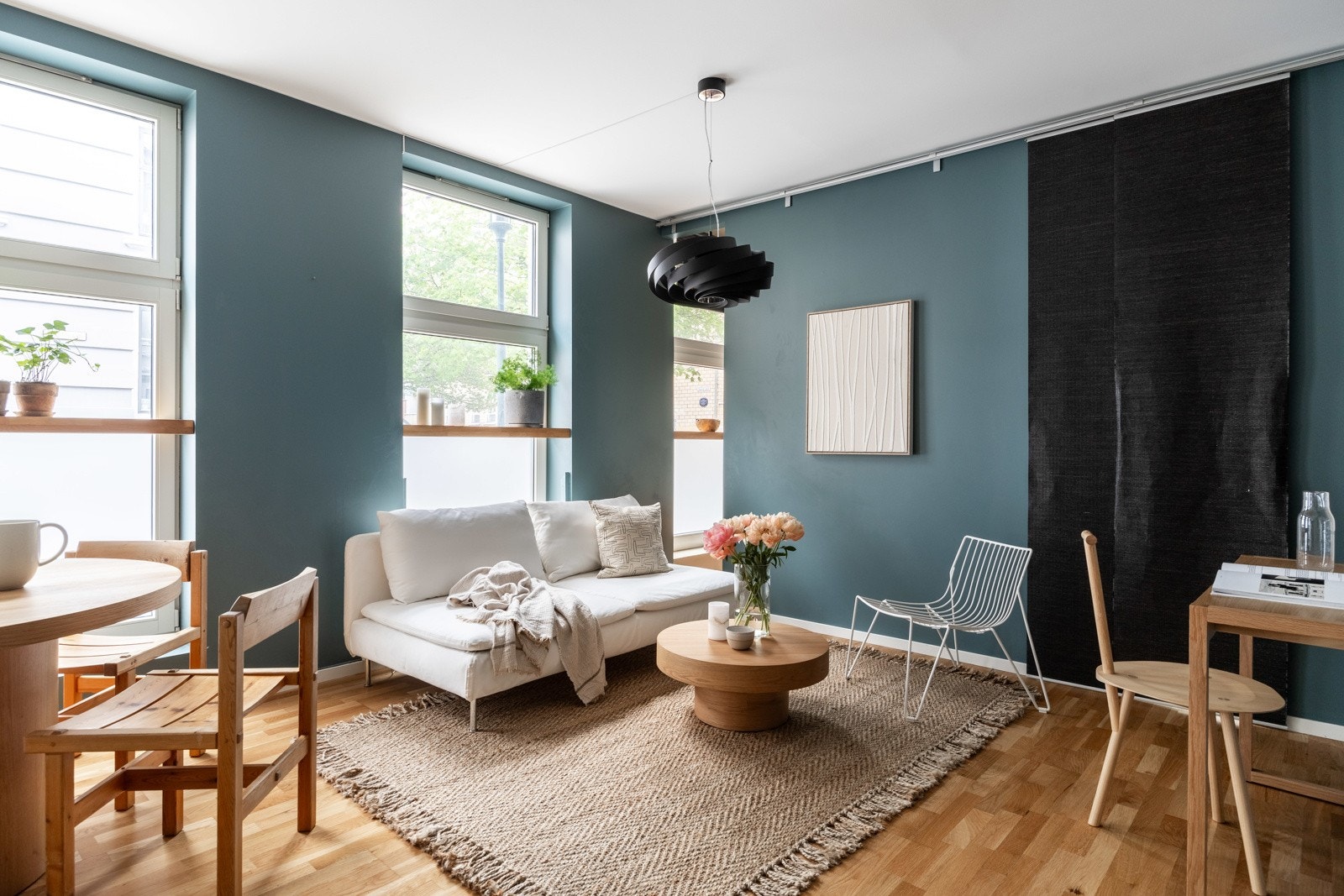 Leiligheten har store vindusflater som slipper inn mye naturlig lys. Galleribilde