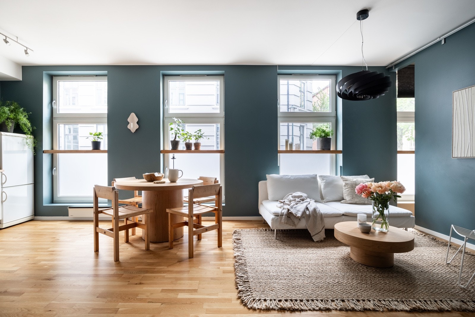 En lys og attraktiv 2-roms andelsleilighet med praktisk planløsning, store vindusflater i et populært område. Galleribilde