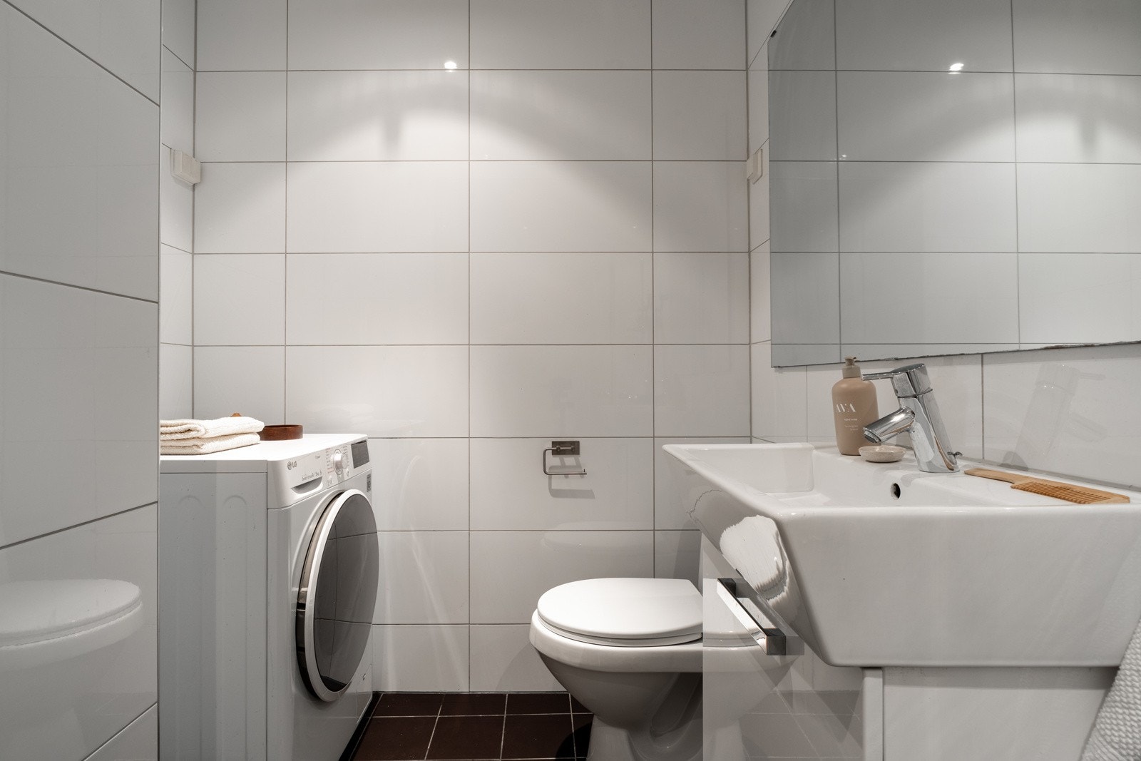 Helfliset baderom fra 2010 med gulvvarme og himlingsflater utført i malte glatte flater med downlights. Galleribilde