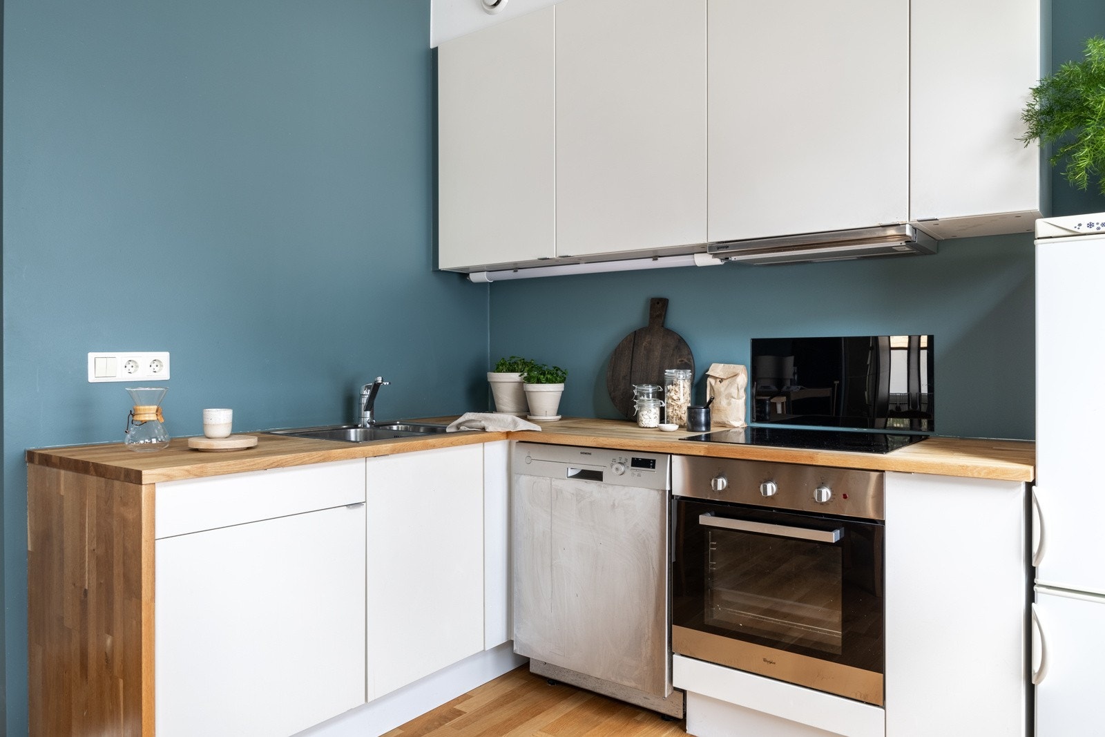 Kjøkkeninnredning fra 2010 med glatte fronter og heltre benkeplate med nedfelt oppvaskkum i rustfritt stål. Galleribilde