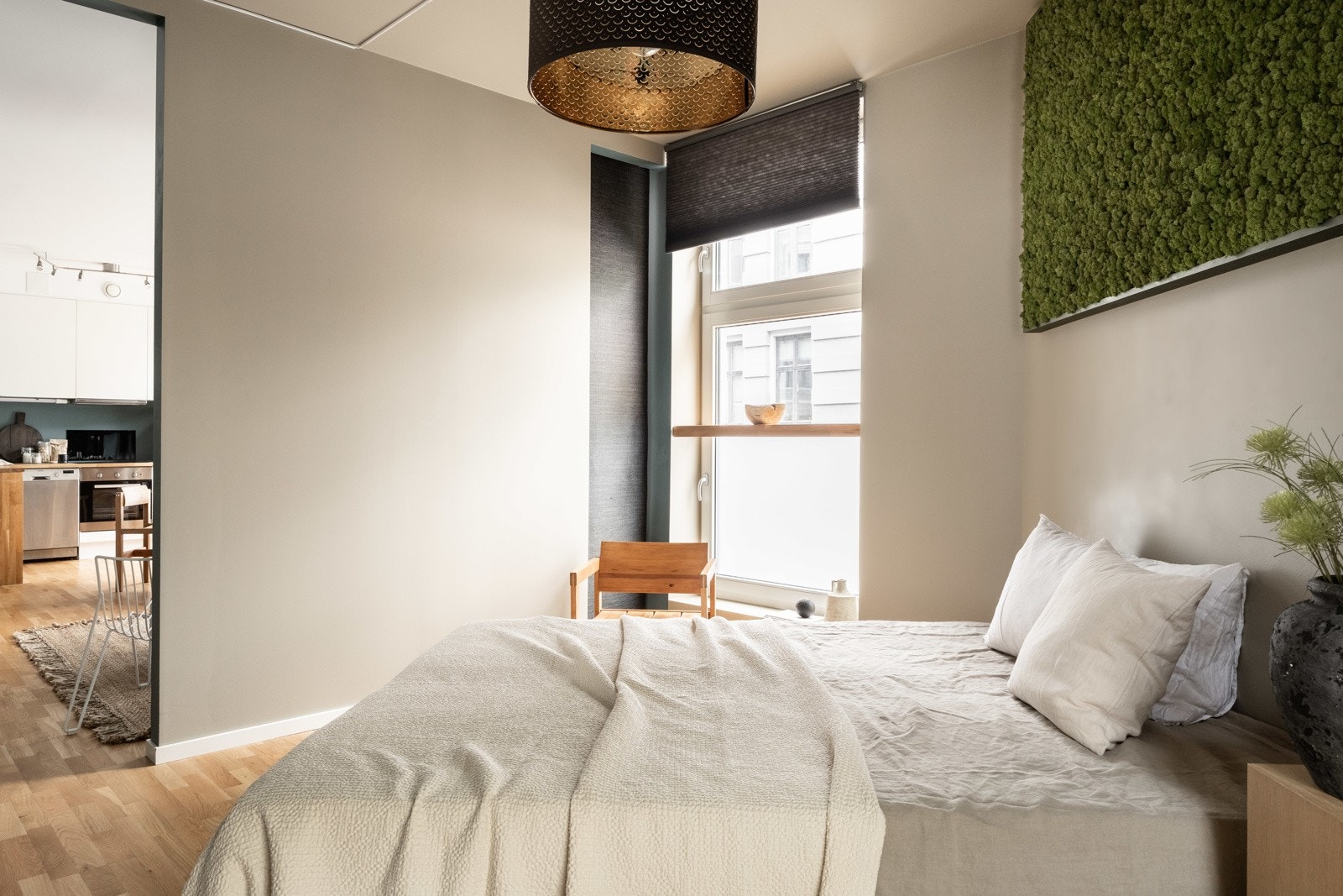 Det er stor skyvedørsgarderobe på soverommet. Galleribilde