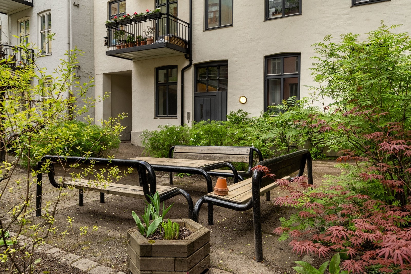 Her er det sitteplasser, sykkeskur, 2 griller og tørkestativ. Galleribilde