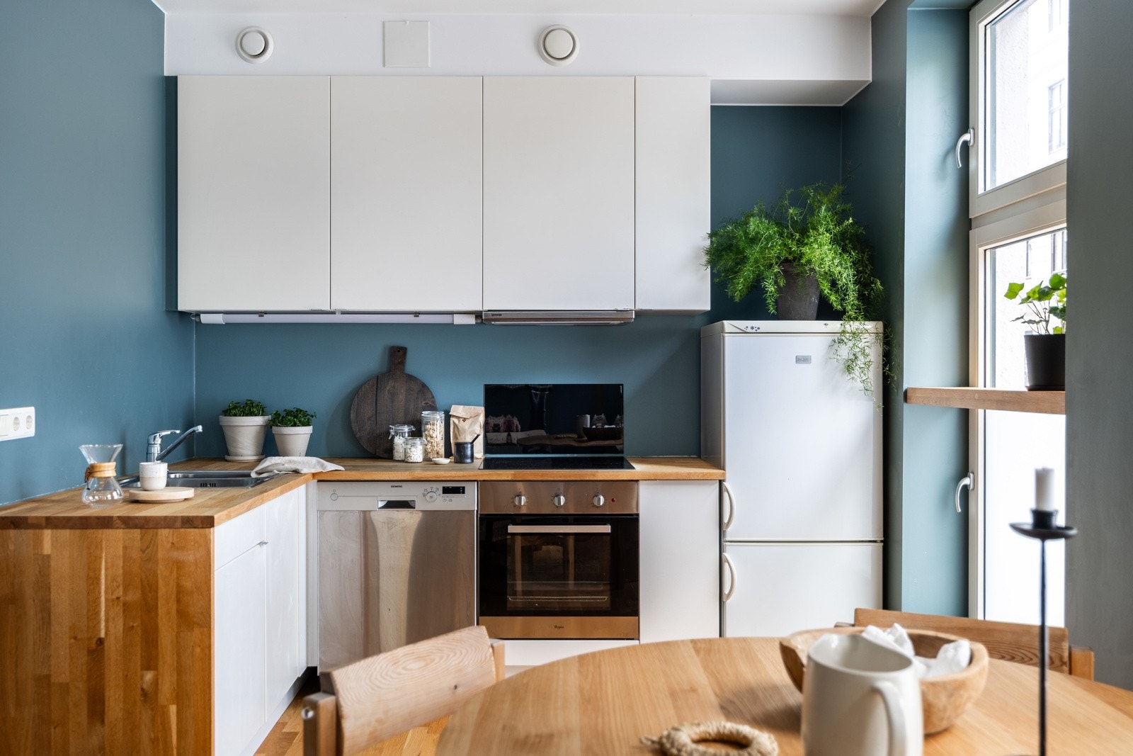 Kjøkkenet har integrert stekeovn med keramisk platetopp og ventilator med avtrekkskanal. Galleribilde