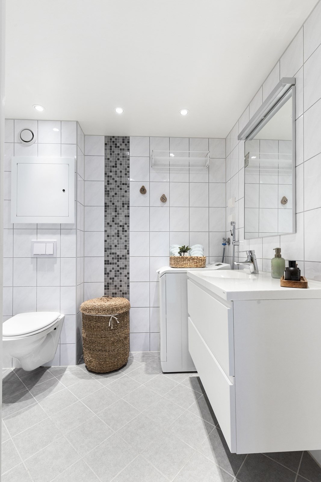 Innredet med vegghengt klosett, servant med innredning og dusjhjørne med svingbare glassdører. Opplegg for vaskemaskin. Mekanisk avtrekk. Galleribilde