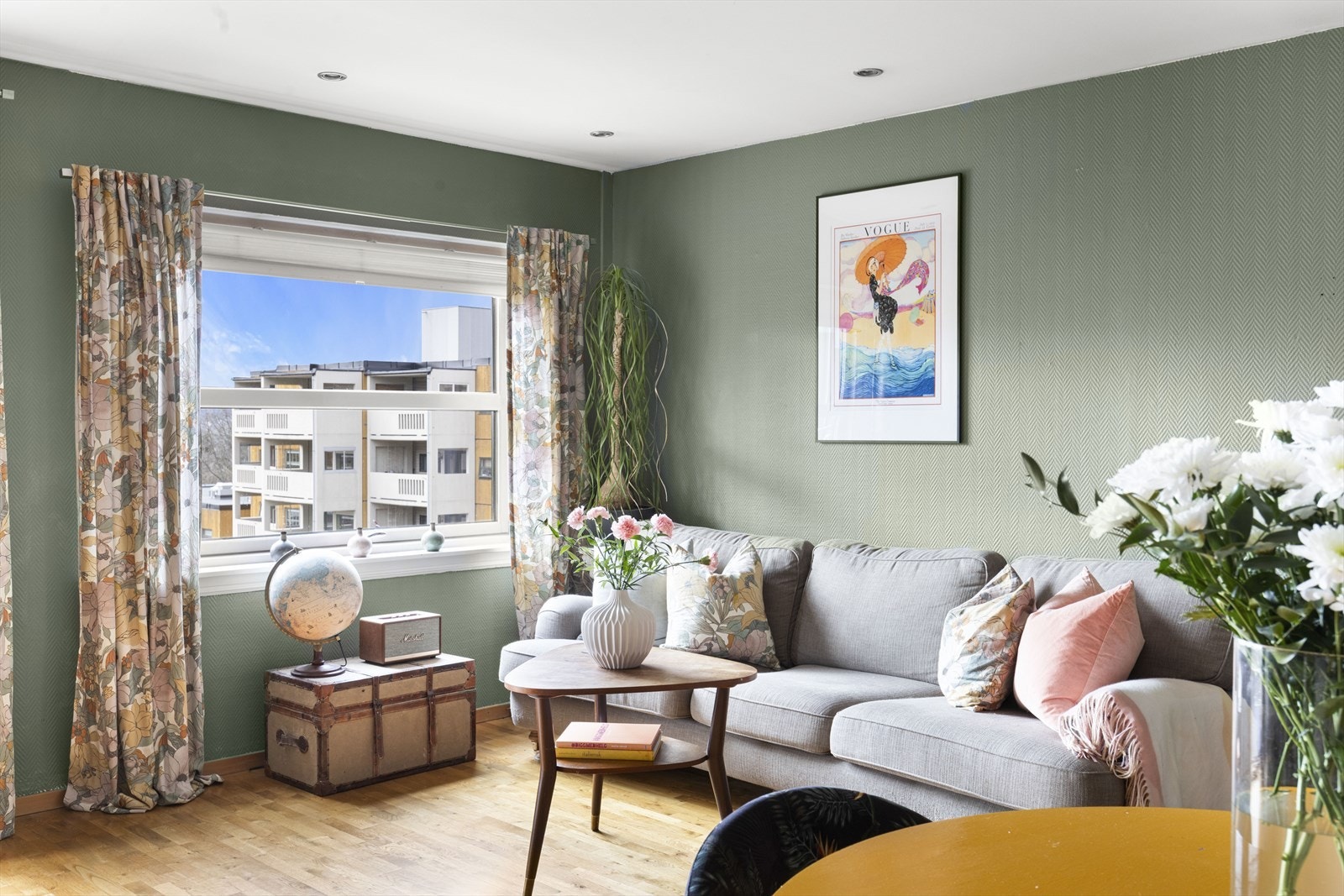 Store vindusflater som gir rikelig med luft og lys. Galleribilde