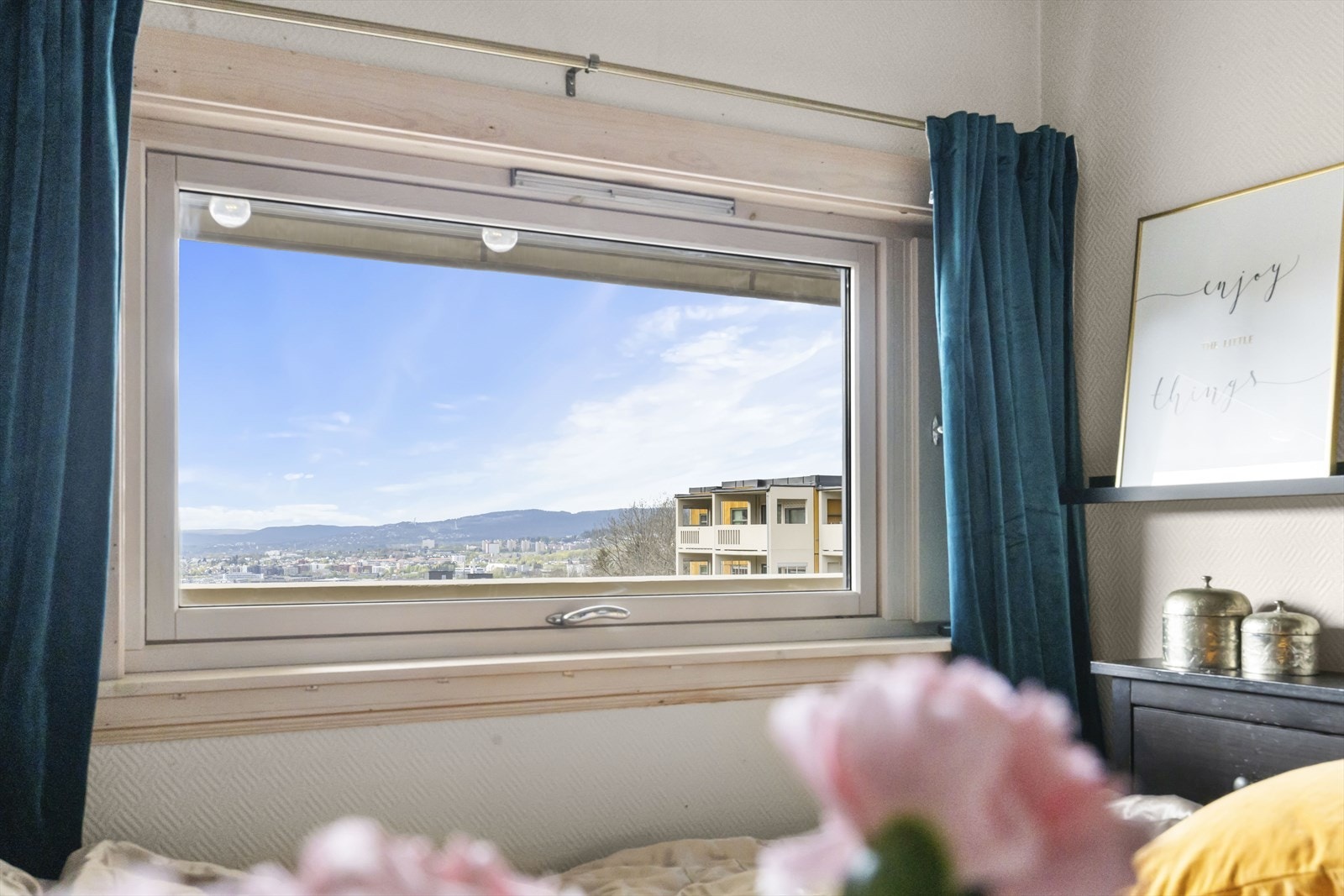 Store vindusflater som gir rikelig med luft og lys. Galleribilde