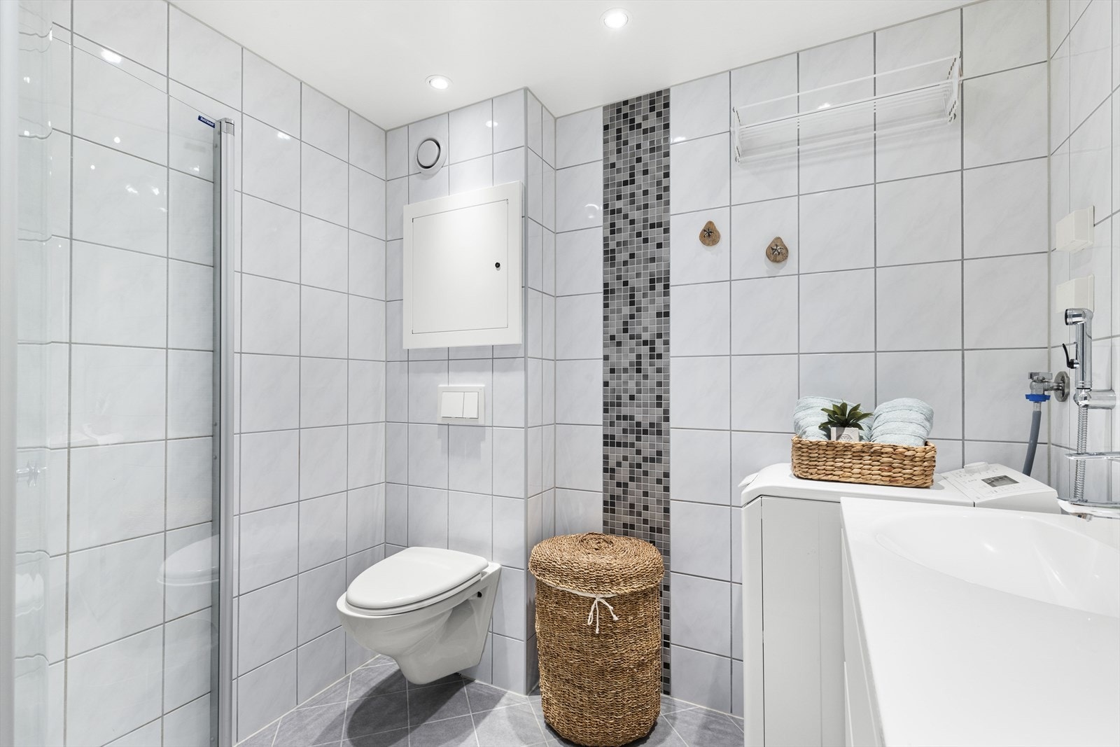 Flislagt baderom fra 2018 med varme i gulvet. Galleribilde