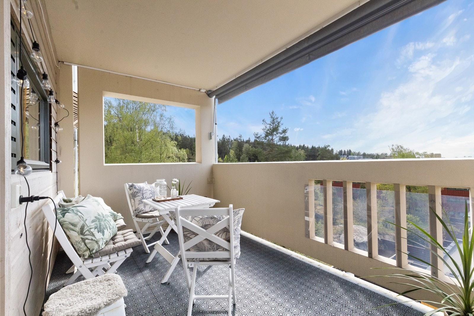Vestvendt balkong på ca. 10 kvm med markise Galleribilde