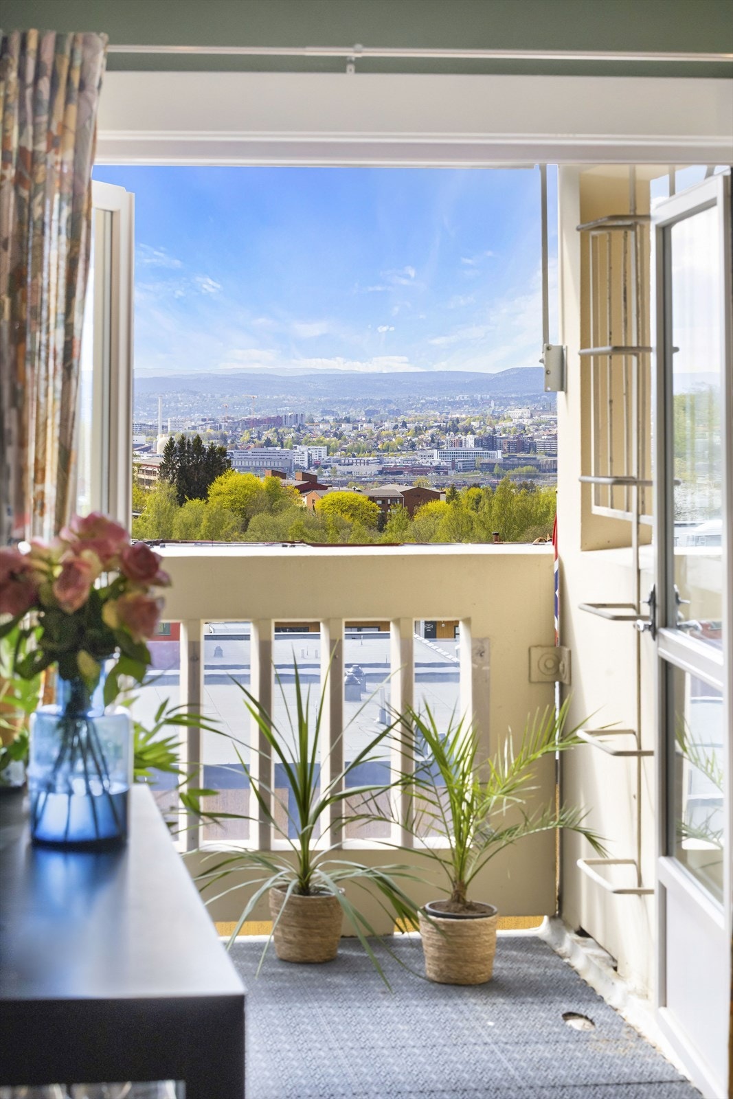 Utgang til balkong fra stuen. Galleribilde