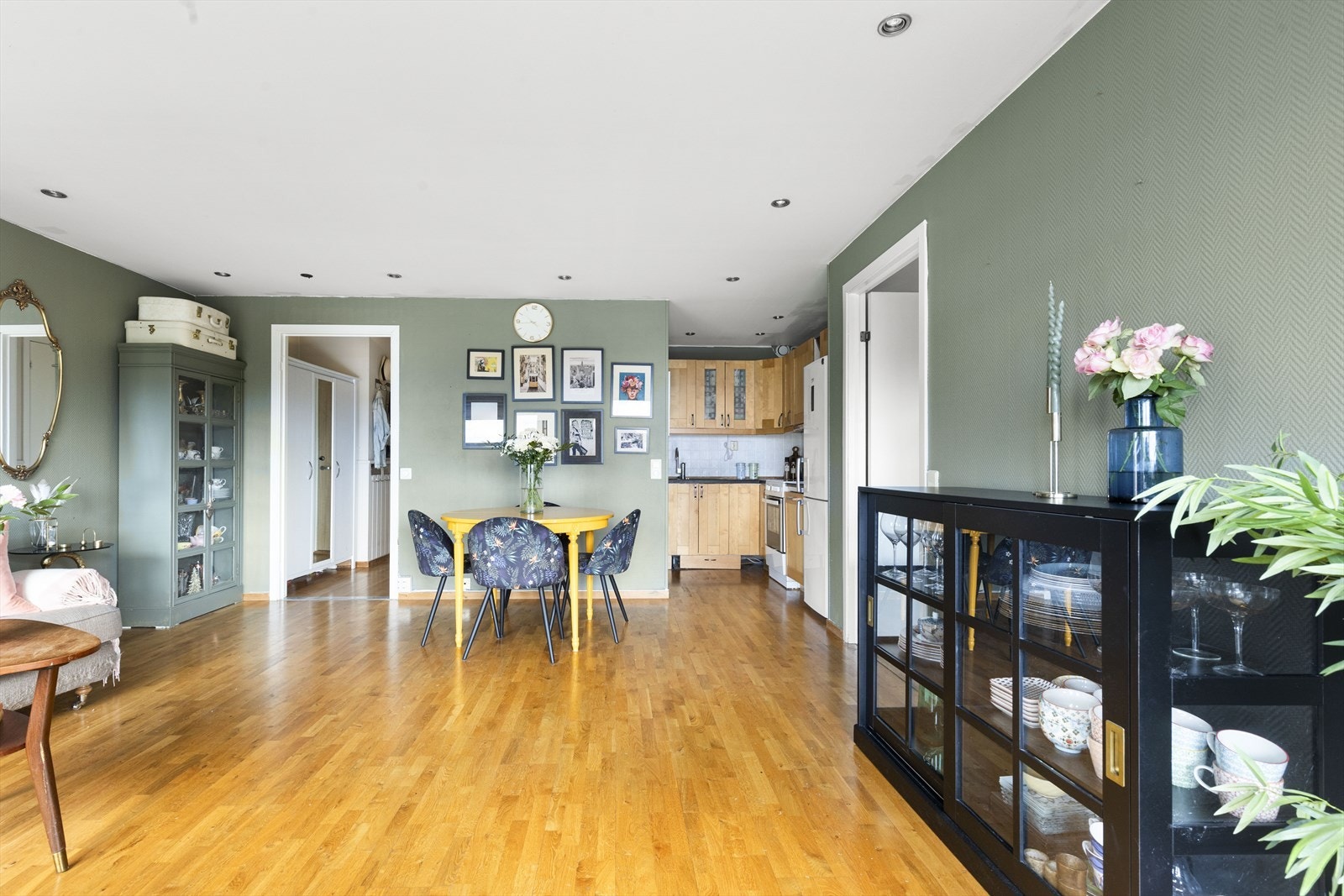 Kjøkken med åpen løsning mot stuen. Galleribilde