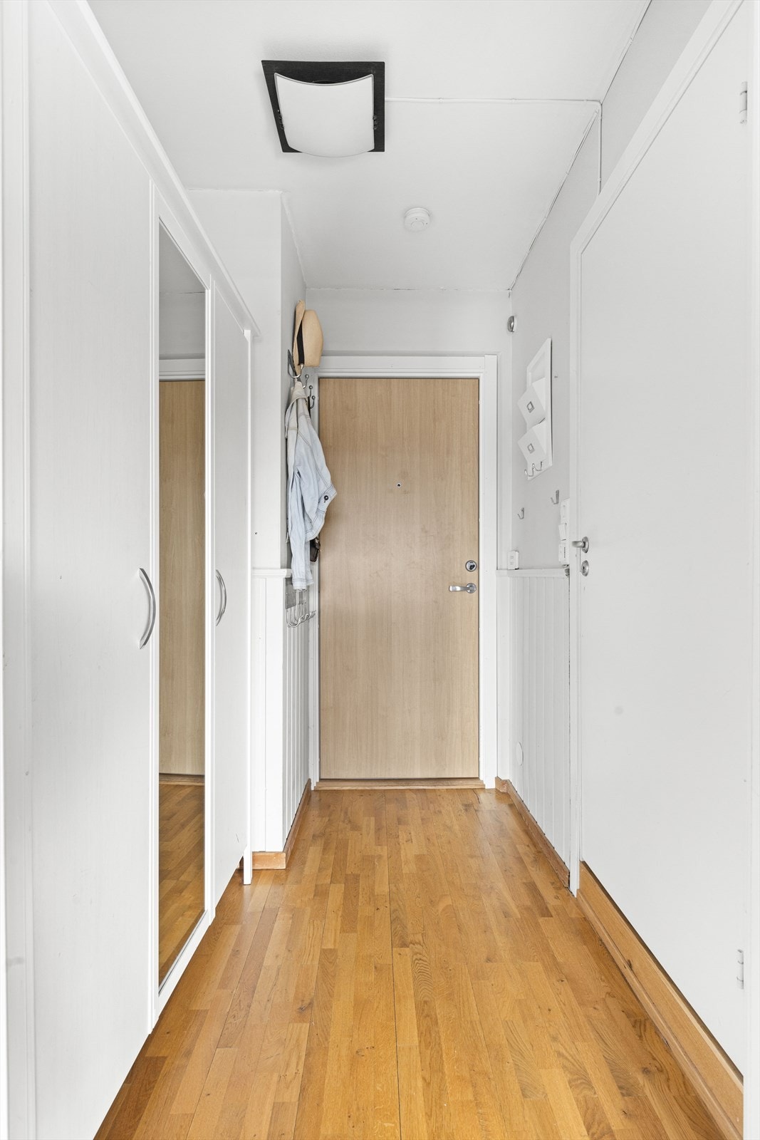 Lys og romslig entré som gir et godt førsteinntrykk av boligen. God plass til sko og yttertøy. Galleribilde