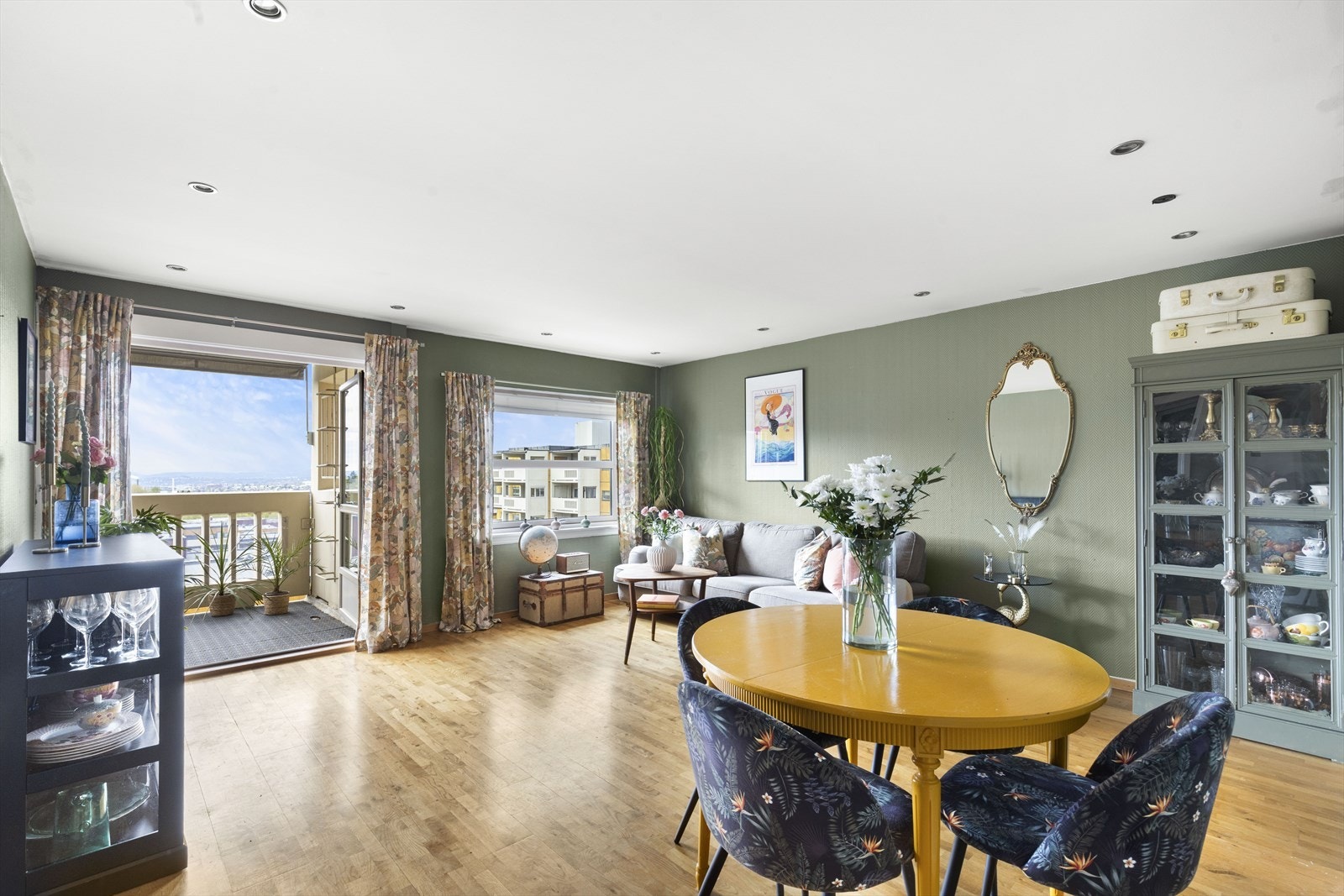 Lys og romslig stue. Galleribilde