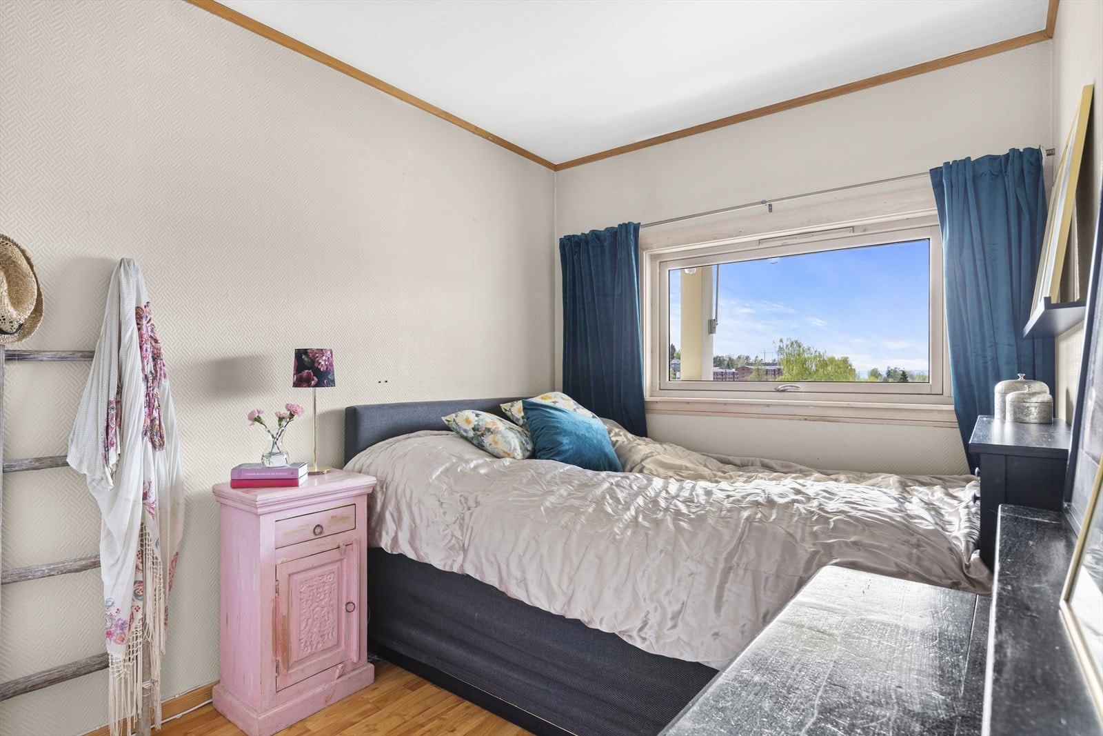 Romslig soverom. Galleribilde