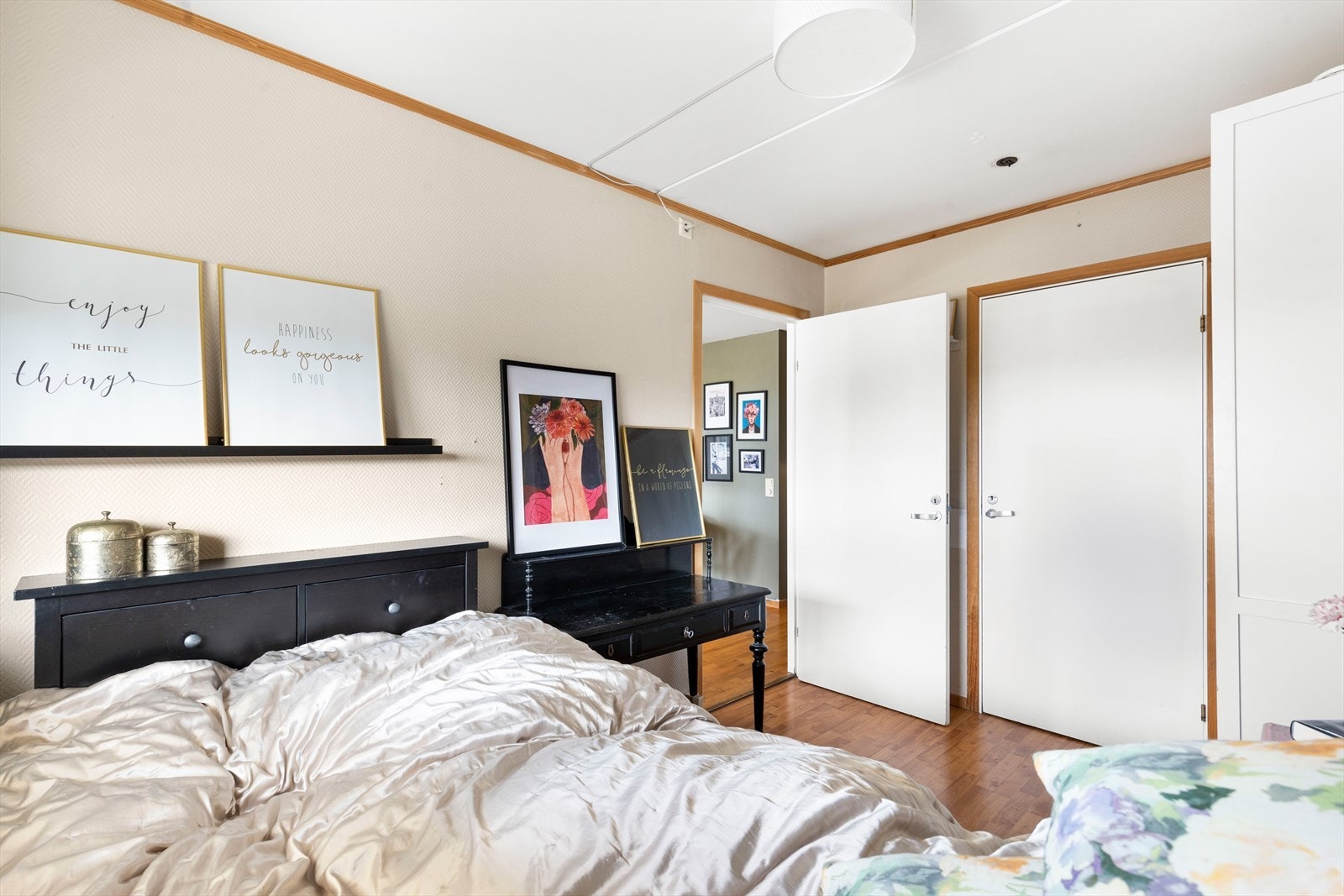 Plass til dobbeltseng med tilhørende nattbord. Galleribilde