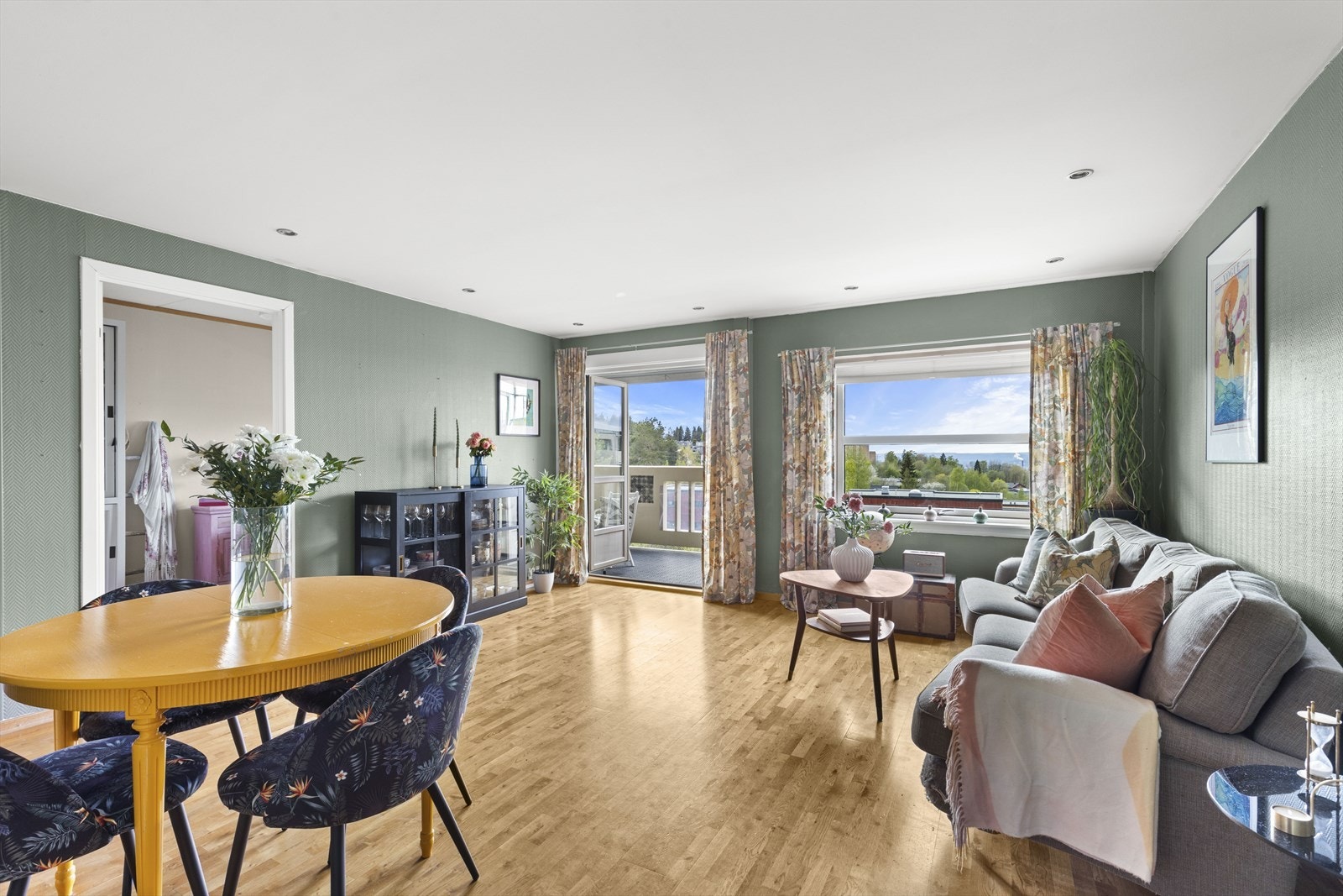 God plass til sofaseksjon med tilhørende møblement, TV-benk og spisebord. Galleribilde