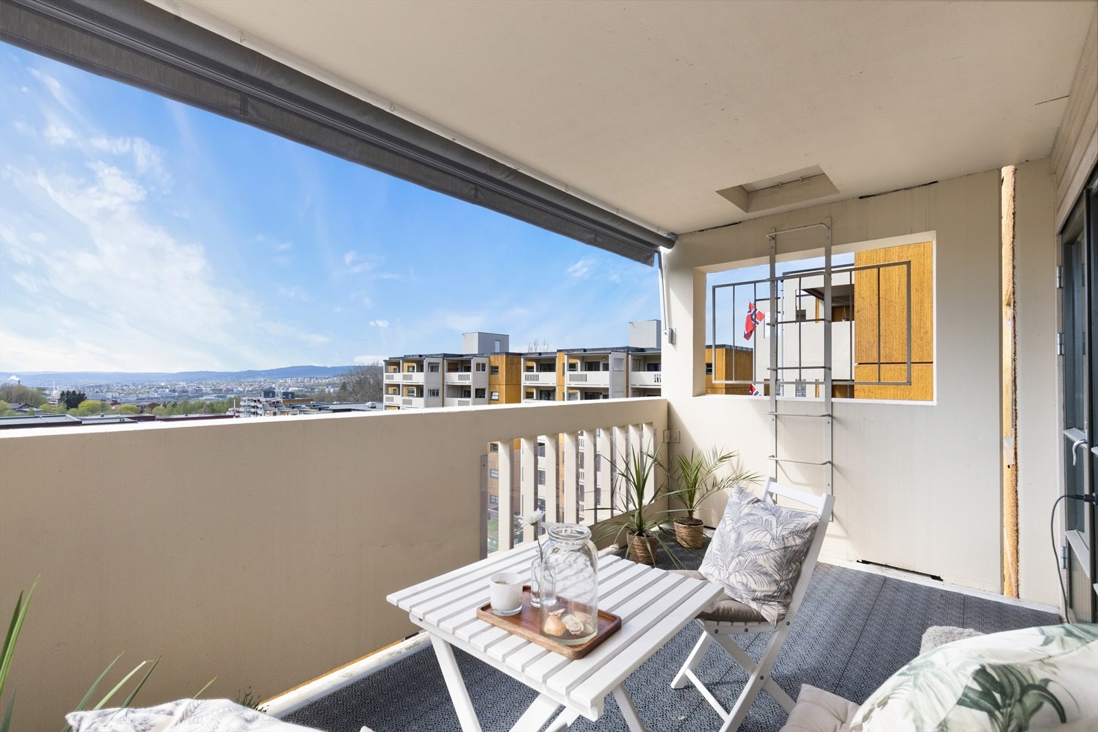 Denne flotte balkongen vil du få mye glede av. Galleribilde