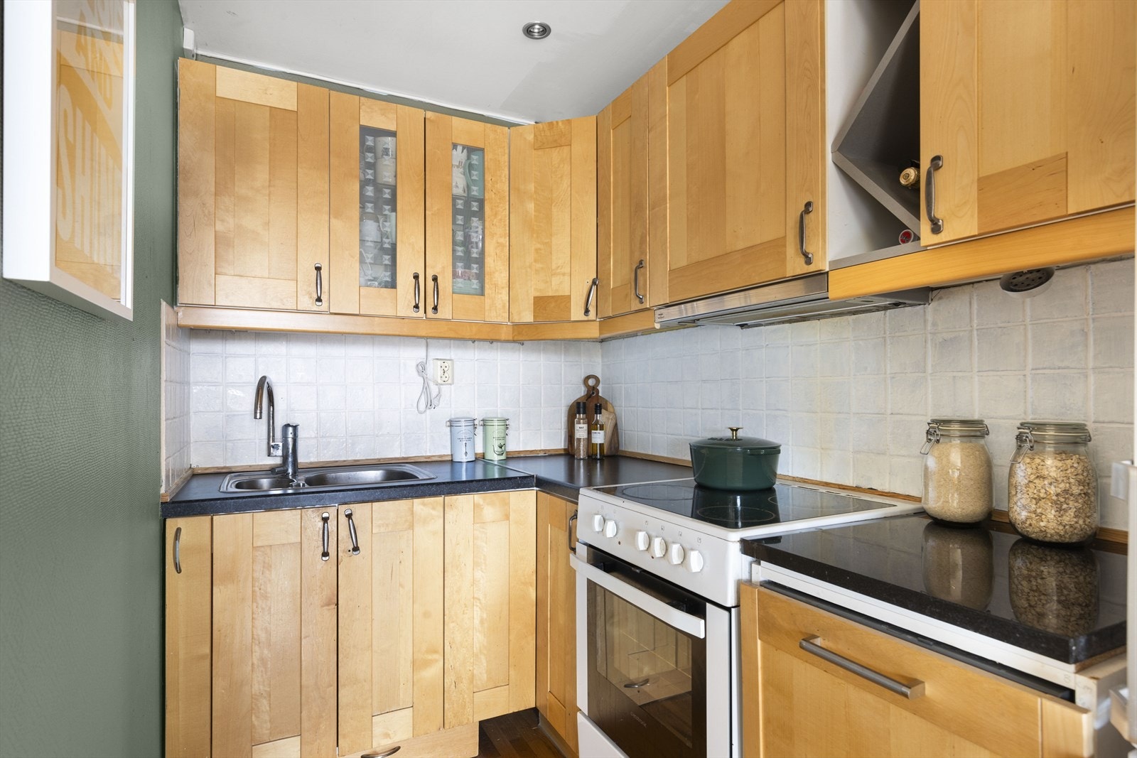 Integrert oppvaskmaskin. Avtrekk over kokeplass. Galleribilde