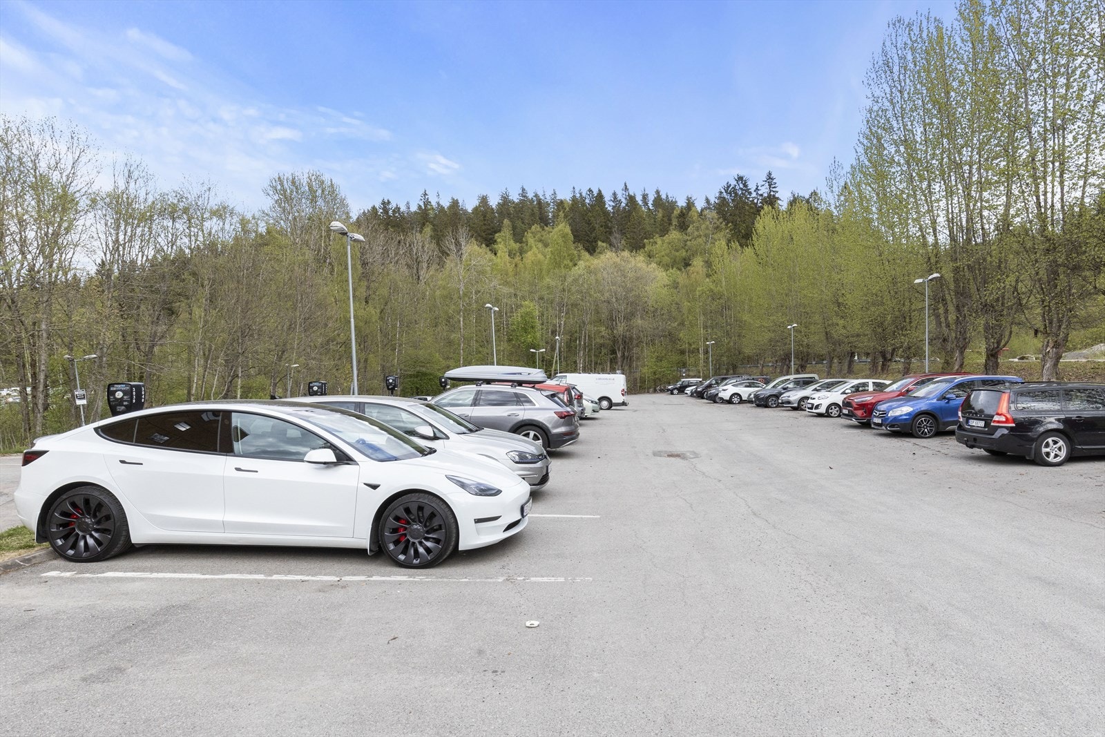 Det er mulig å leie garasjeplass eller parkeringsplass med elbillader i tilknytning til borettslaget. Galleribilde