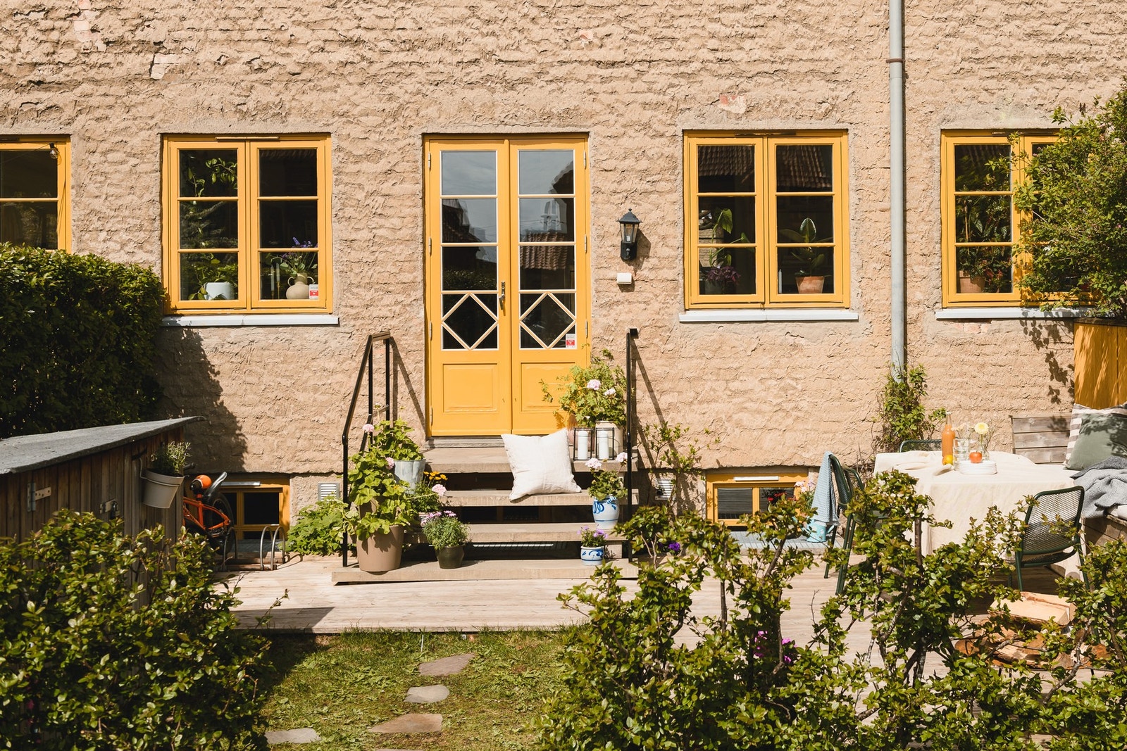 En nydelig hagebyleilighet over to plan med direkte utgang til egen hage og fellesarealer. Galleribilde
