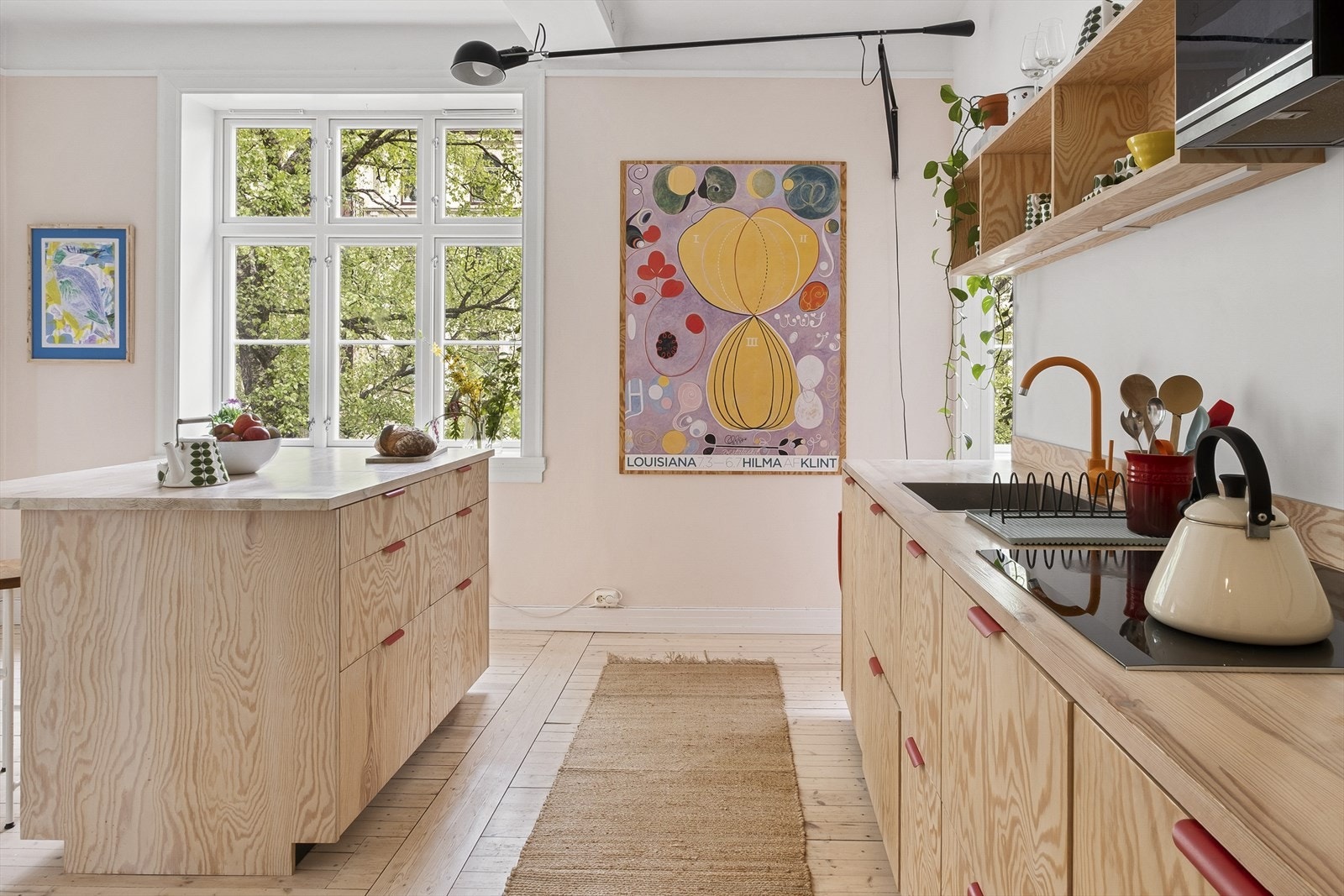 Godt med benk- og skapplass som legger til rette for en god arbeidssone. Galleribilde
