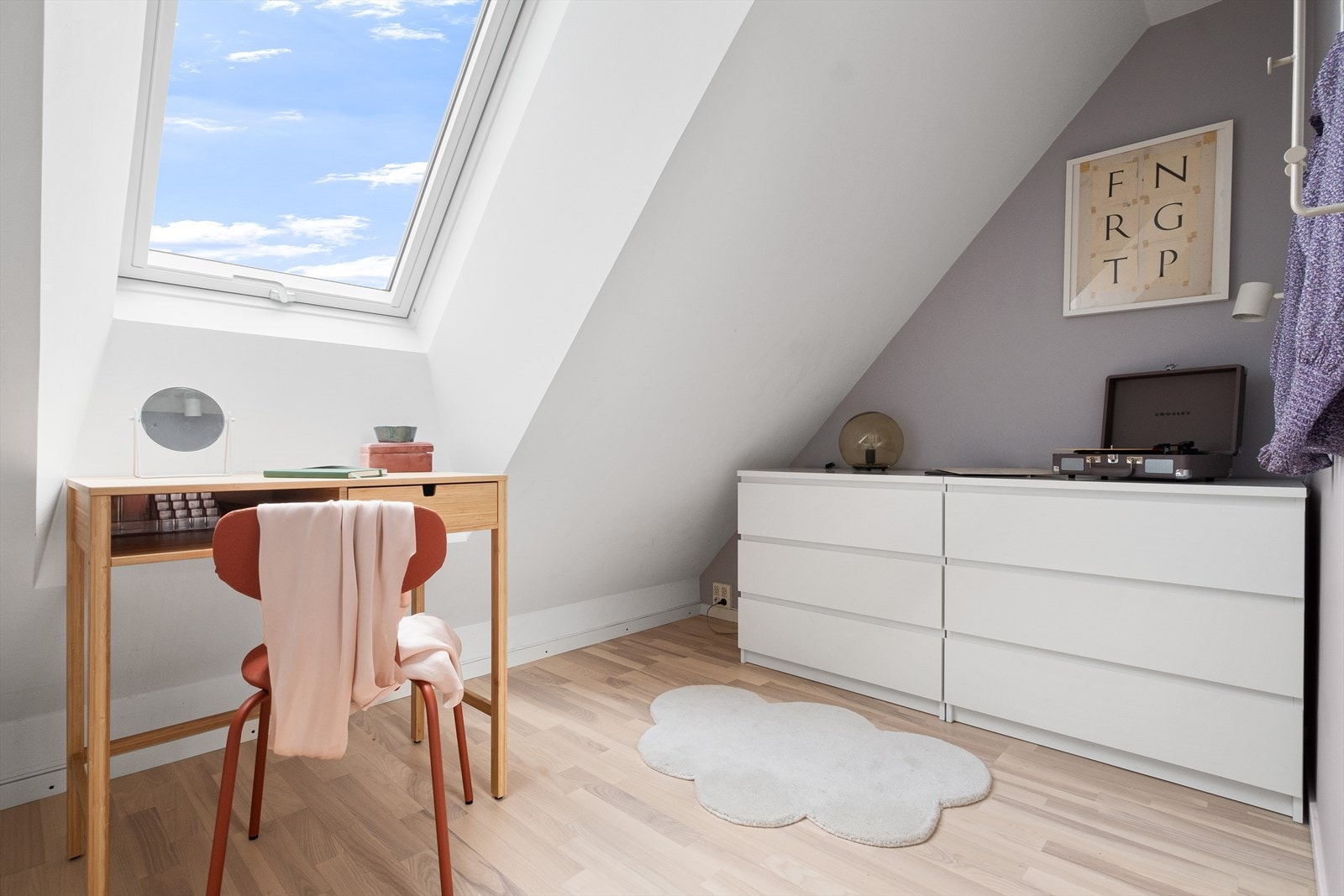 Plass til seng og garderobeløsning. Galleribilde