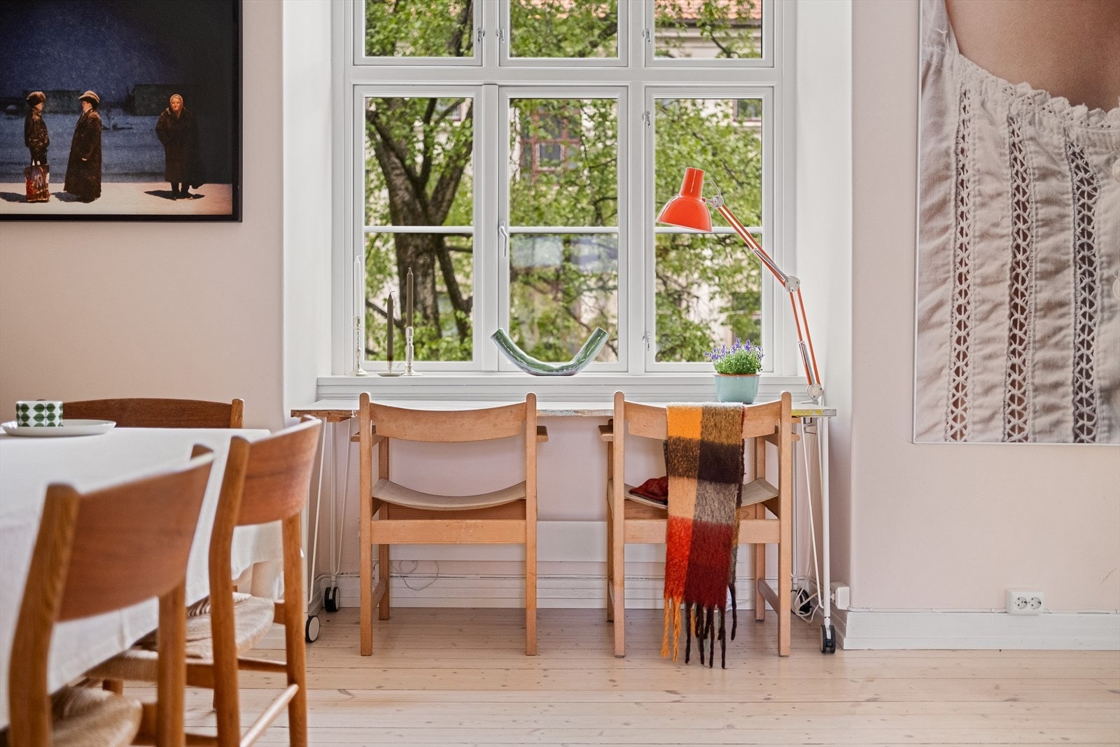 Leiligheten har store vindusflater (fra 2014) som gir rikelig med luft og lys. Galleribilde