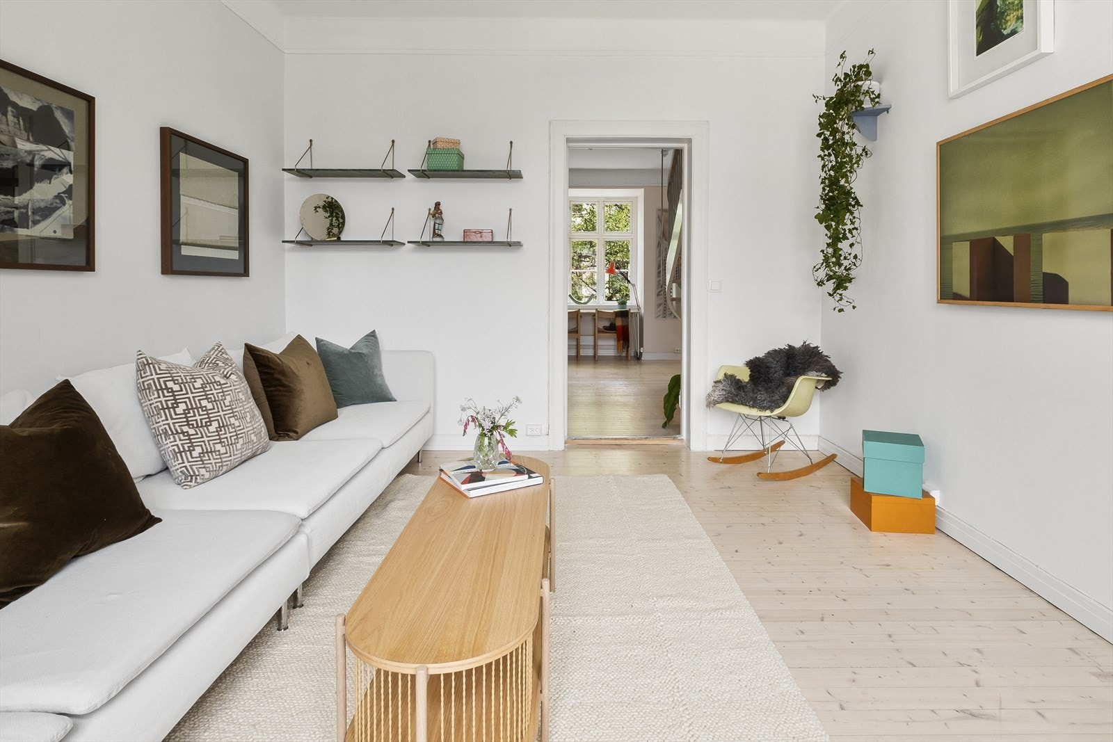 TV-stue med plass til stor sofa. Galleribilde