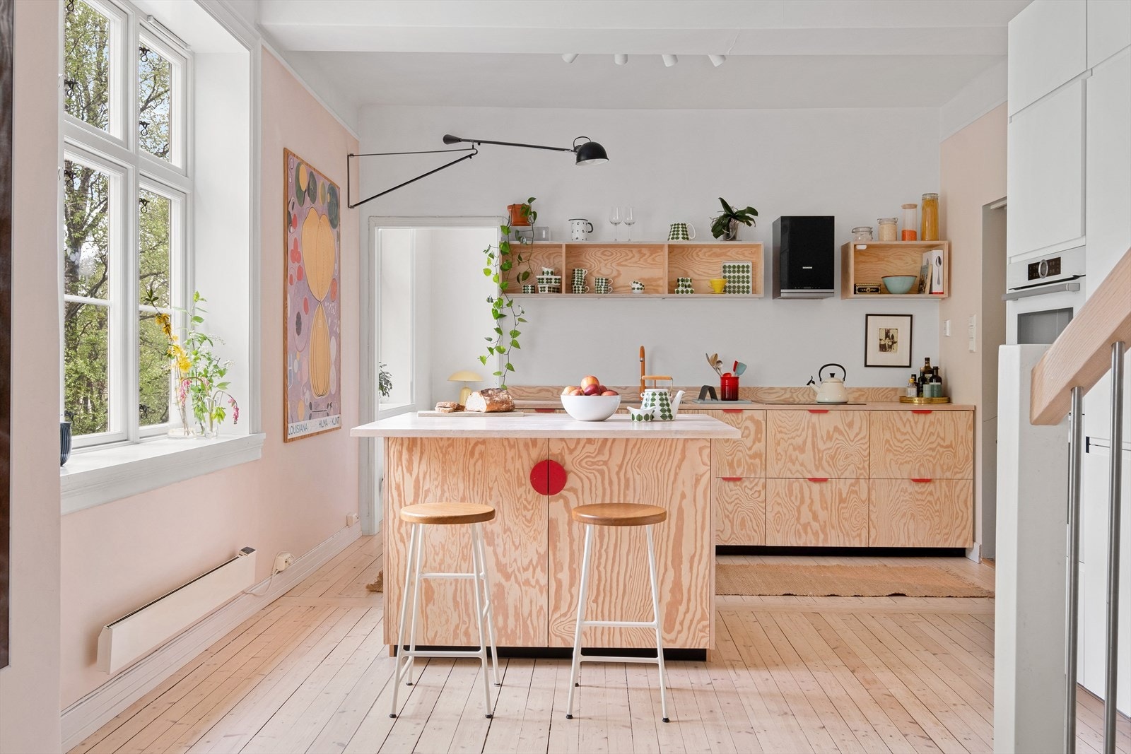 Kjøkken med åpen løsning mot stuen/spisestuen. Galleribilde