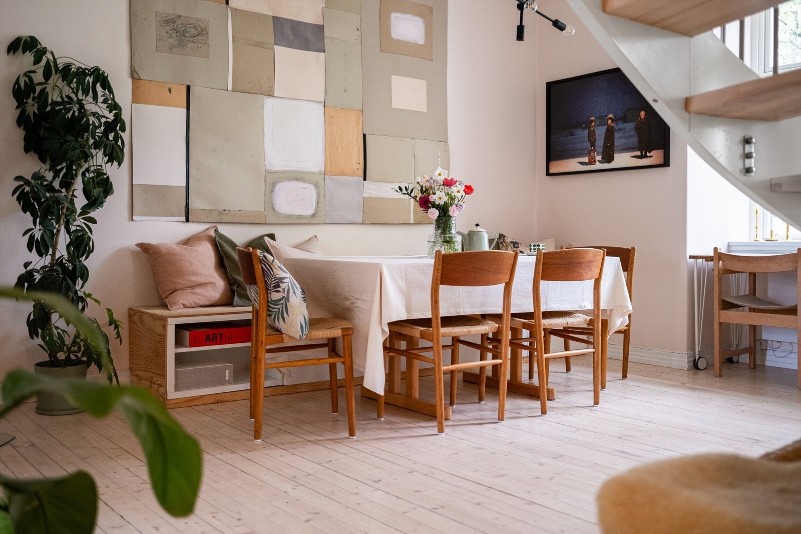 God plass til langstrakt spisebord. Galleribilde