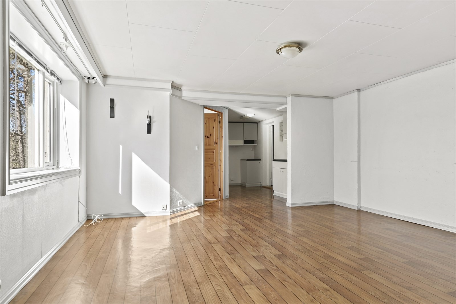 Stue/kjøkken.
Det gjøres oppmerksom på at leiligheten trolig er innredet uten at tiltaket er byggesøkt og godkjent. Det anses videre at det ikke er reelle muligheter fil å få leiligheten godkjent som egen boenhet. Galleribilde