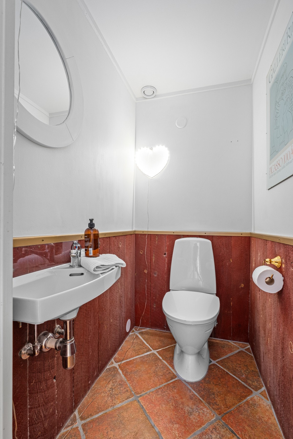 WC med eget servant. Om man ønsker kan vegg mellom toalett og bad slås sammen. Galleribilde