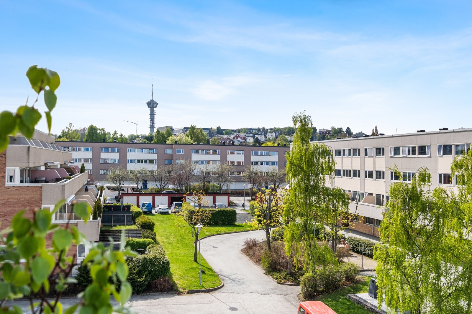 Leiligheten har fin beliggenhet i feltet med lite trafikk og lite innsyn. Galleribilde