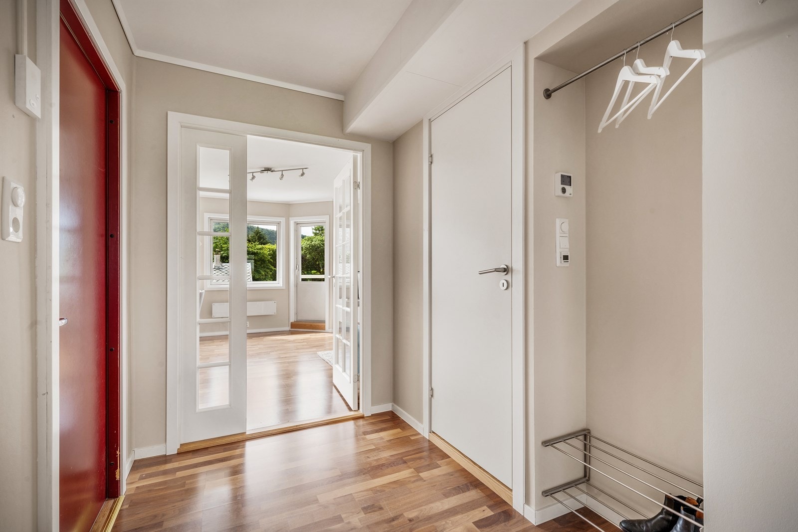 - Entréen måler 4,8m² og gir et godt førsteinntrykk av boligen - Galleribilde