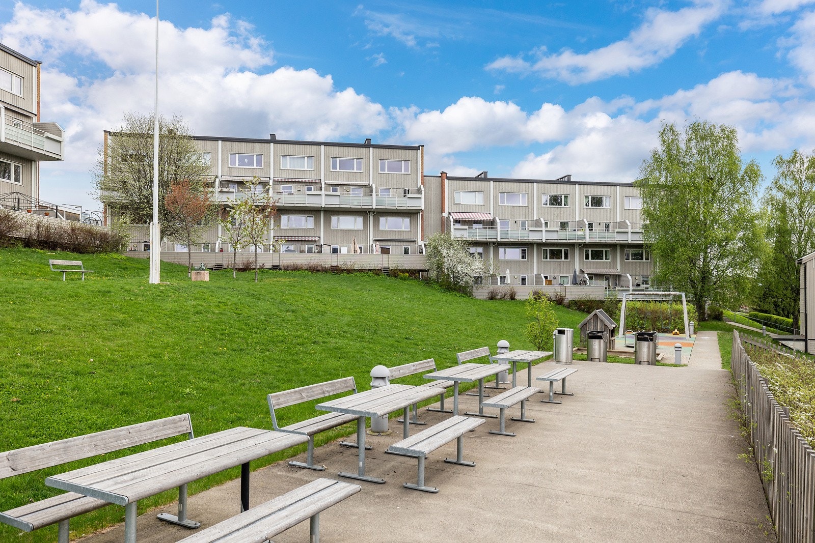 Disse er opparbeidet med sittegrupper, lekeplass og beplantning Galleribilde
