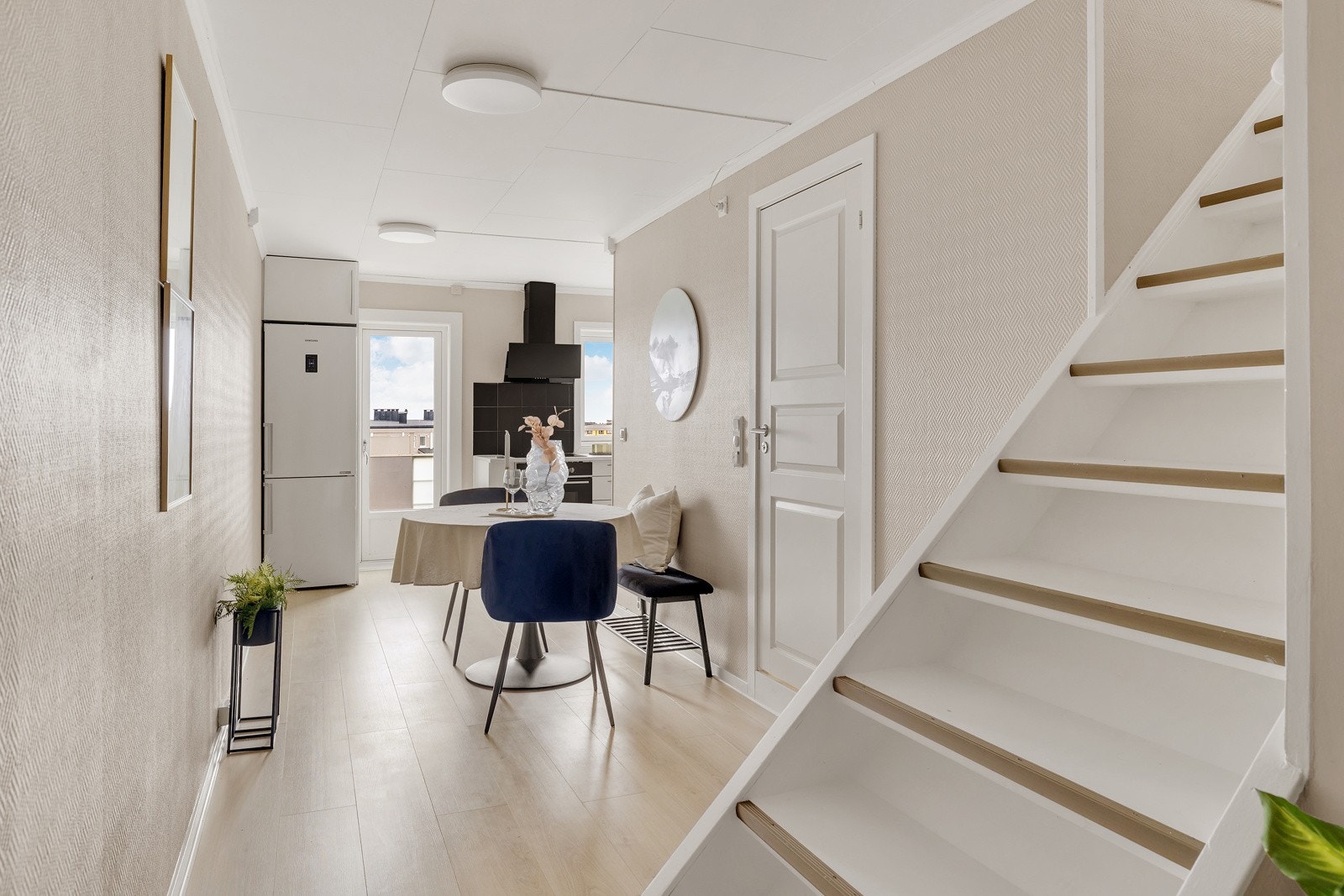 Trappen tar deg opp til stuen i boligens andre etasje Galleribilde