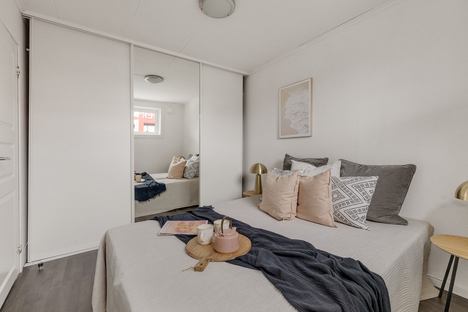 Her er det en stor skyvedørsgarderobe Galleribilde