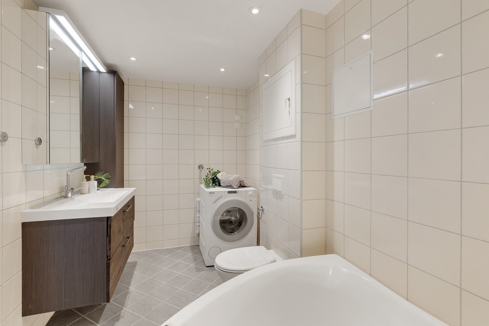 Badet er pussett opp i 2016 og det er god oppbevaringsplass i baderomsinnredningen Galleribilde