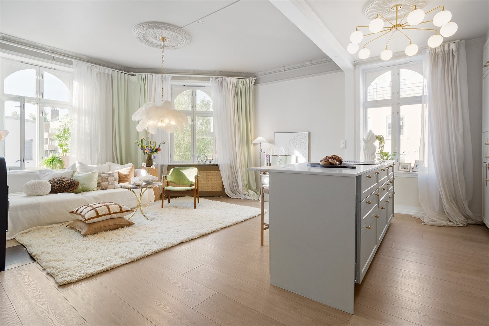 Leiligheten har sjarmerende detaljer som stukkatur, rosett og store vindusflater. Galleribilde