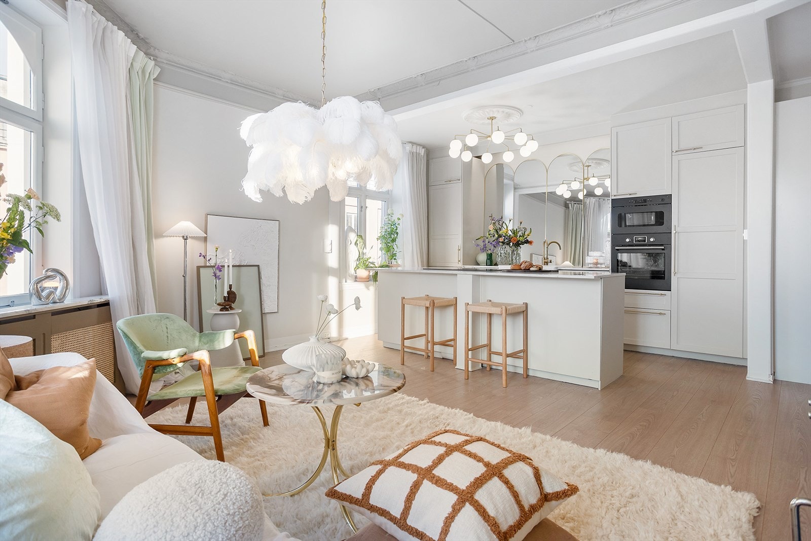 Stuen er et flott sosialt oppholdsrom med gode møbleringsmuligheter for sofagruppe, spisebord og annet møblement Galleribilde