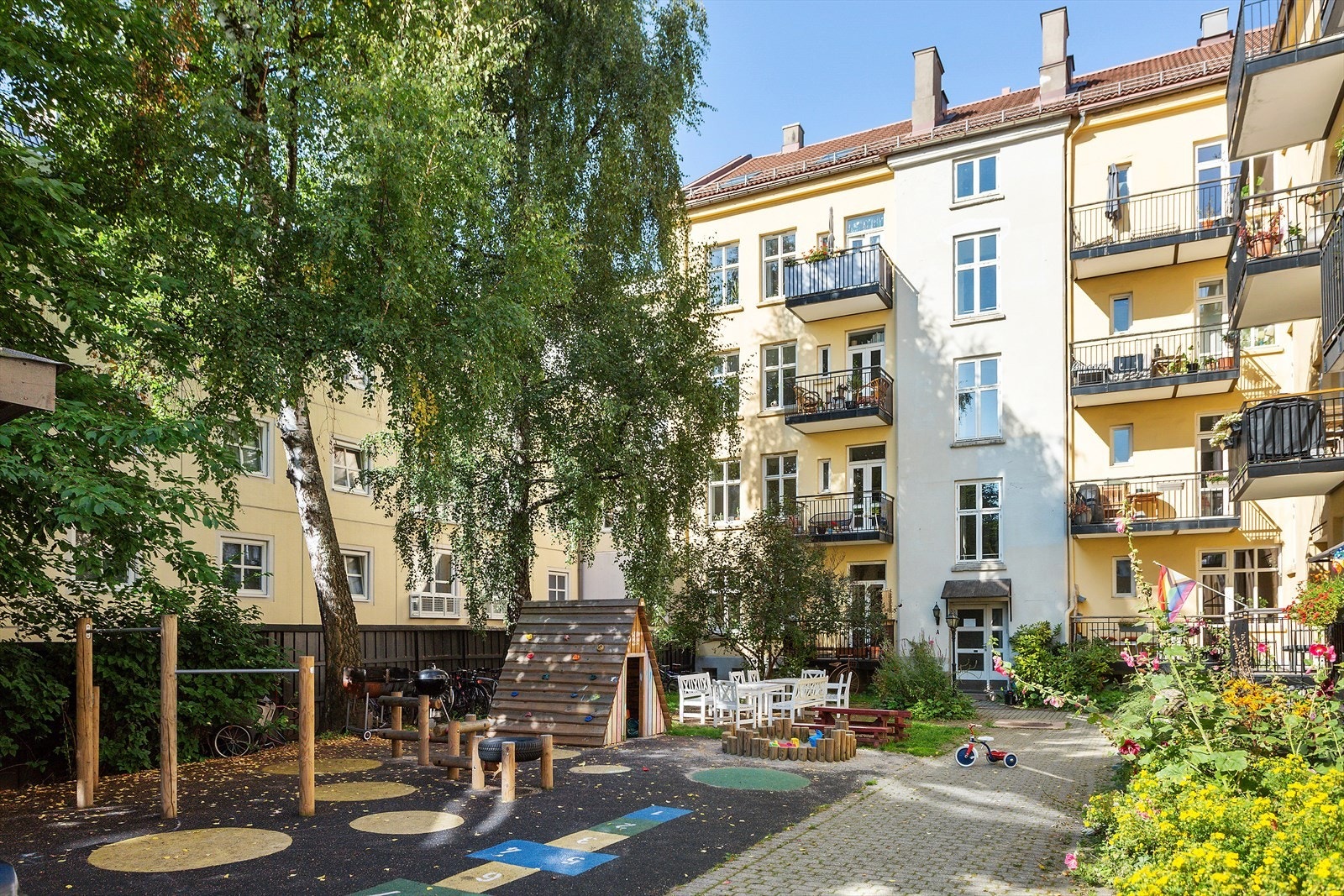 Meget hyggelig og frodig bakgård med lekeplass, grill og sittegrupper. Galleribilde