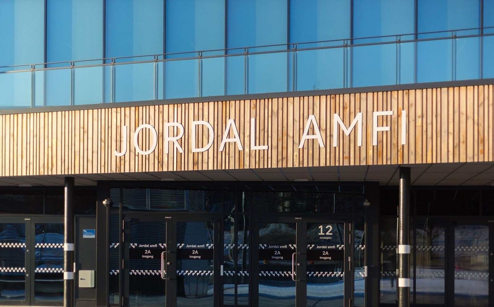 Bare fire minutter med gange fra leiligheten finner du Jordals idrettsplass som består av to ishaller, en idrettshall, en kunstgressbane og et rullebrettanlegg Galleribilde