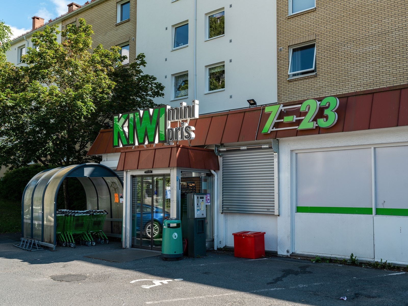 Fra leiligheten er det noen minutters gange til to matbutikker, Kiwi og Rema 1000. I tillegg er det meny på Lambertseter senter, ca. 6 minutters gange. Galleribilde